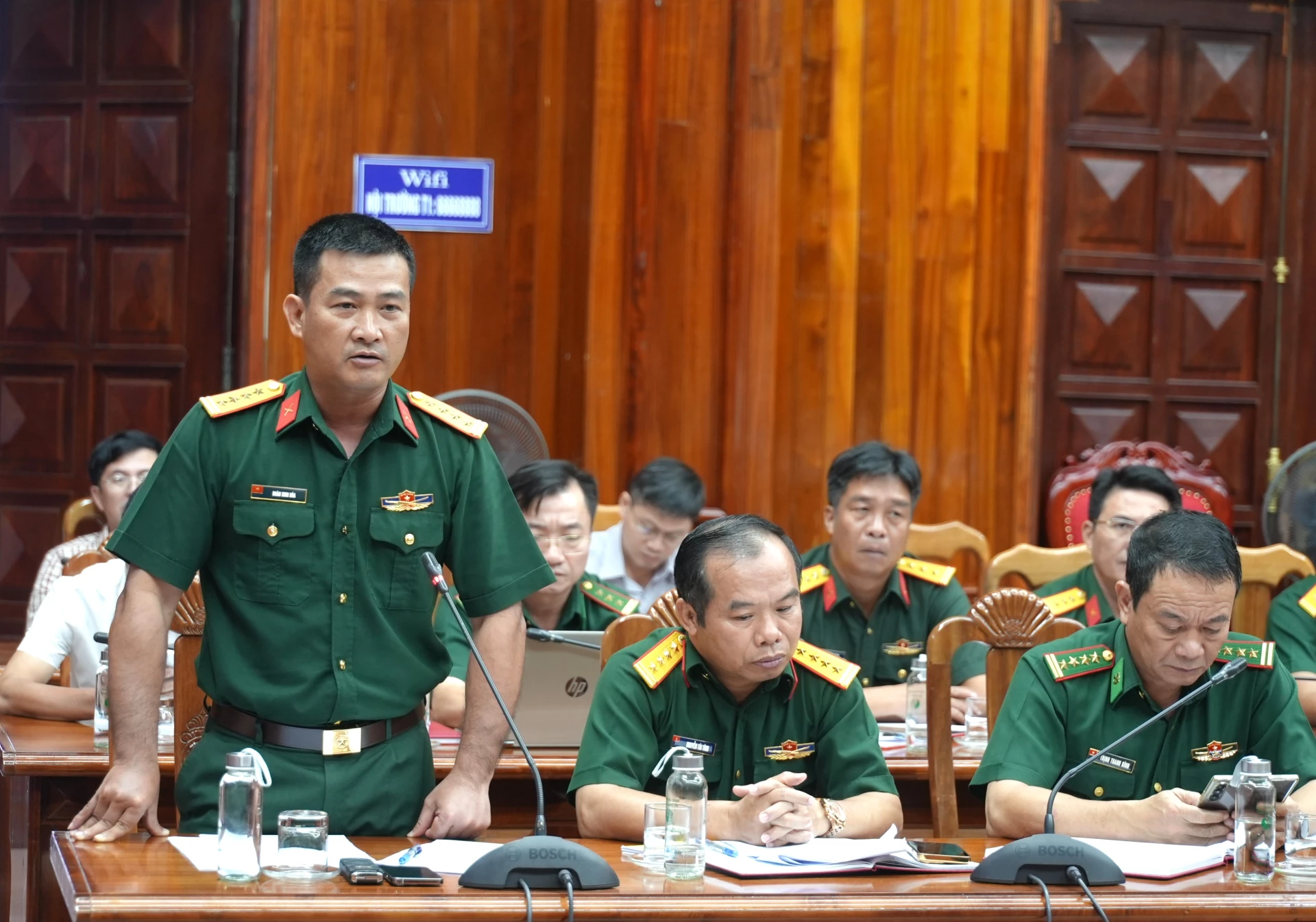 Đại tá Đoàn Sinh Hòa, Chỉ huy trưởng Bộ Chỉ huy Quân sự tỉnh phát biểu tại phiên họp – Ảnh: Trung Đức