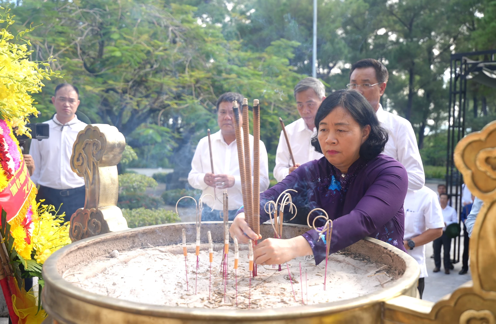 Đồng chí Bùi Thị Minh Hoài, Bí thư Thành ủy Hà Nội dâng hương tại Đài tưởng niệm Nghĩa trang liệt sĩ Quốc gia Trường Sơn - Ảnh: Trung Đức