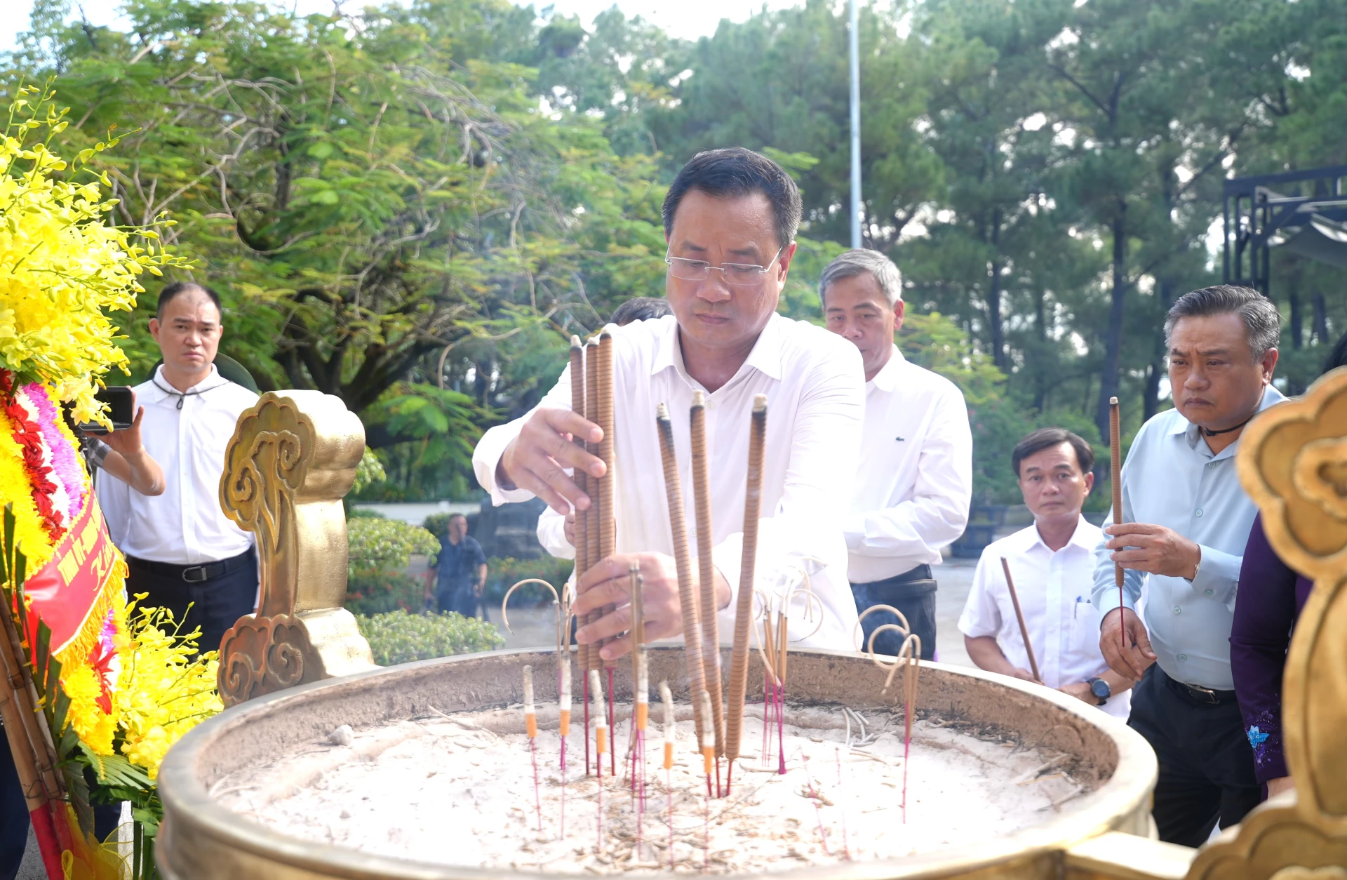 Đồng chí Lê Ngọc Quang, Bí thư Tỉnh ủy Quảng Trị dâng hương tại Đài tưởng niệm Nghĩa trang liệt sĩ Quốc gia Trường Sơn - Ảnh: Trung Đức