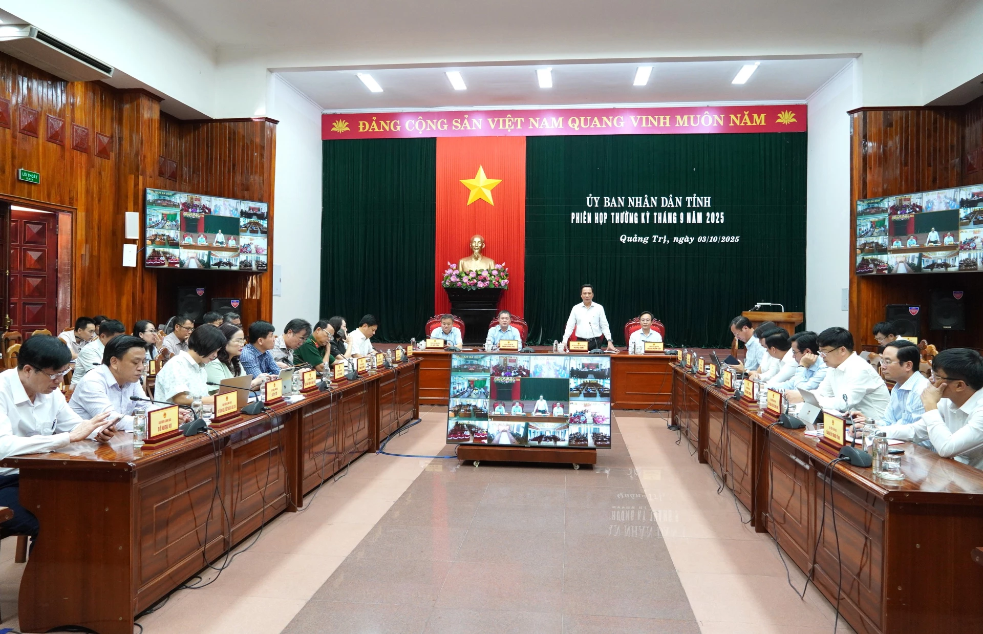 Quang cảnh phiên họp tại UBND tỉnh - Ảnh: Trung Đức