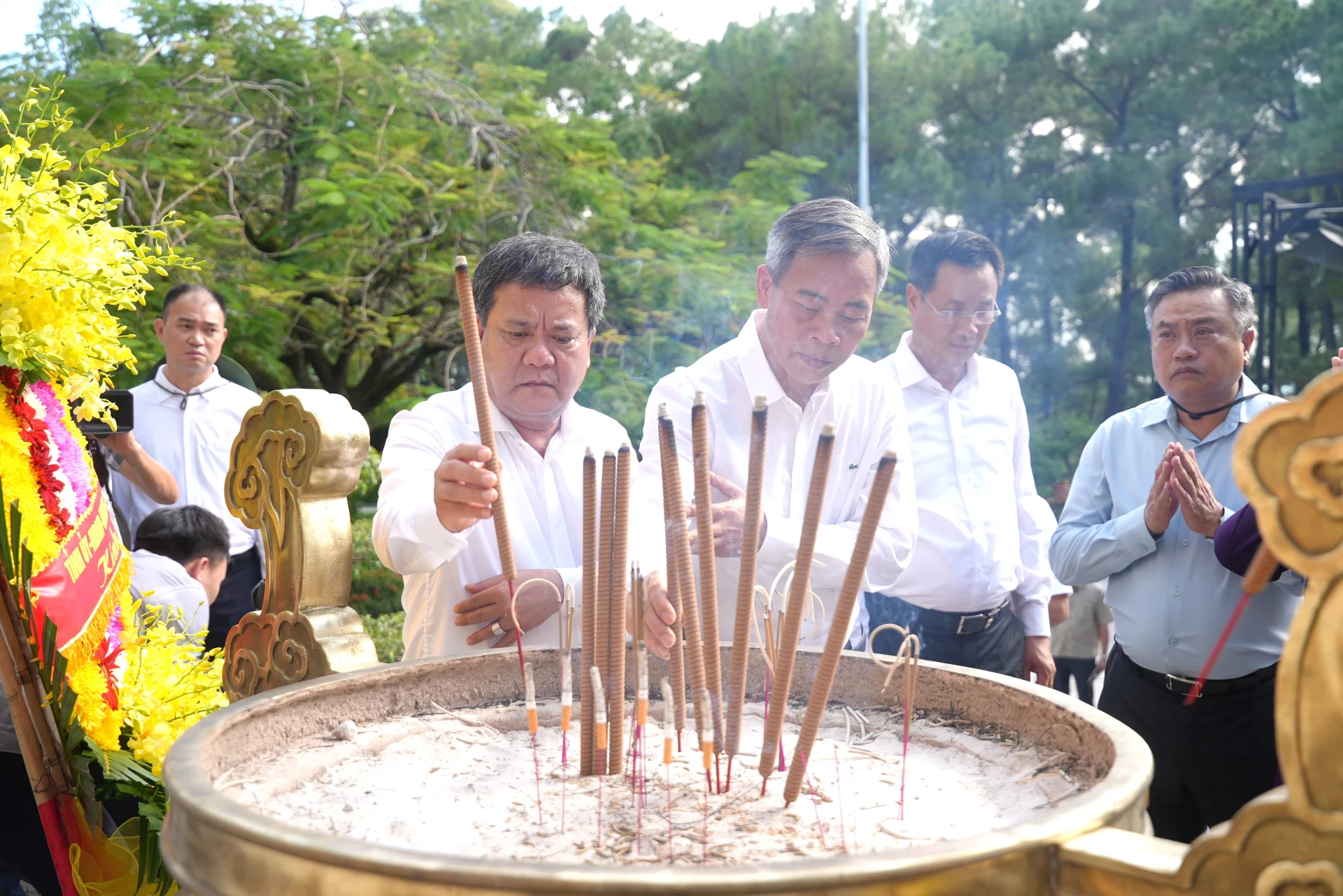 Các đồng chí trong Thường trực Tỉnh ủy Quảng Trị dâng hương tại Đài tưởng niệm Nghĩa trang liệt sĩ Quốc gia Trường Sơn - Ảnh: Trung Đức
