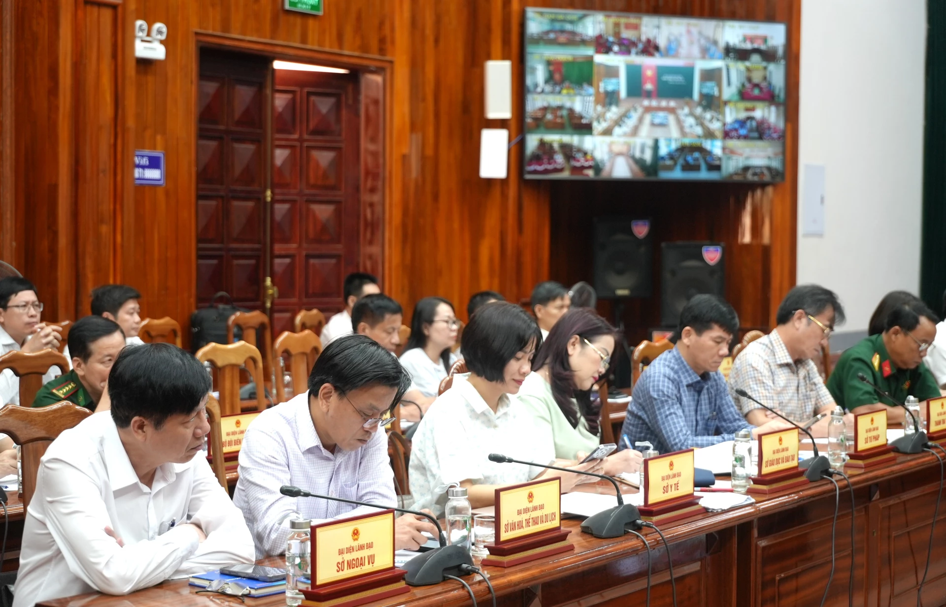 Các đại biểu dự phiên họp tại UBND tỉnh - Ảnh: Trung Đức