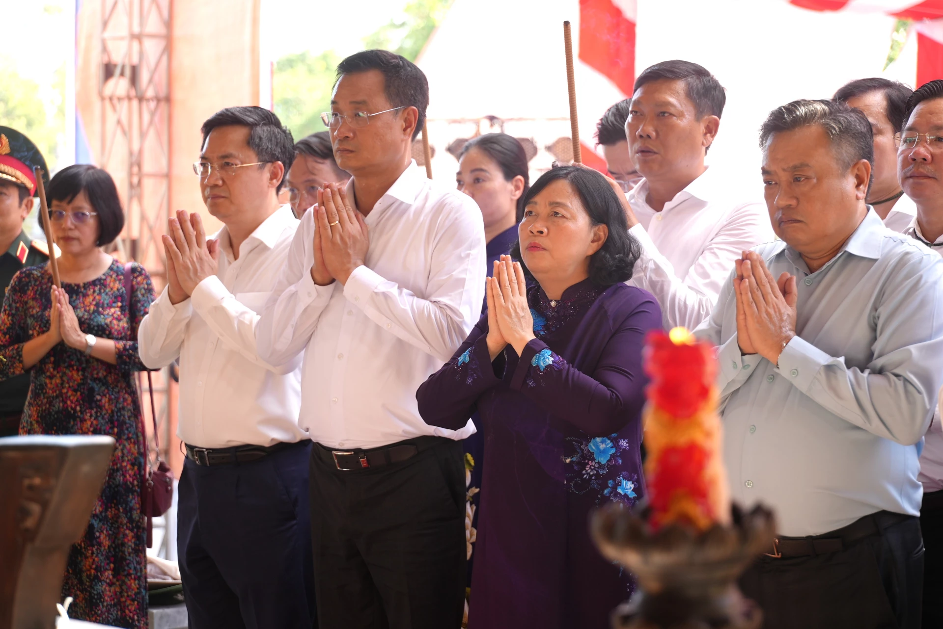 Các đại biểu dâng hương tại khu vực tổ chức Lễ khánh thành Dự án cải tạo, nâng cấp khu mộ liệt sĩ thành phố Hà Nội tại Nghĩa trang liệt sĩ Quốc gia Trường Sơn - Ảnh: Trung Đức