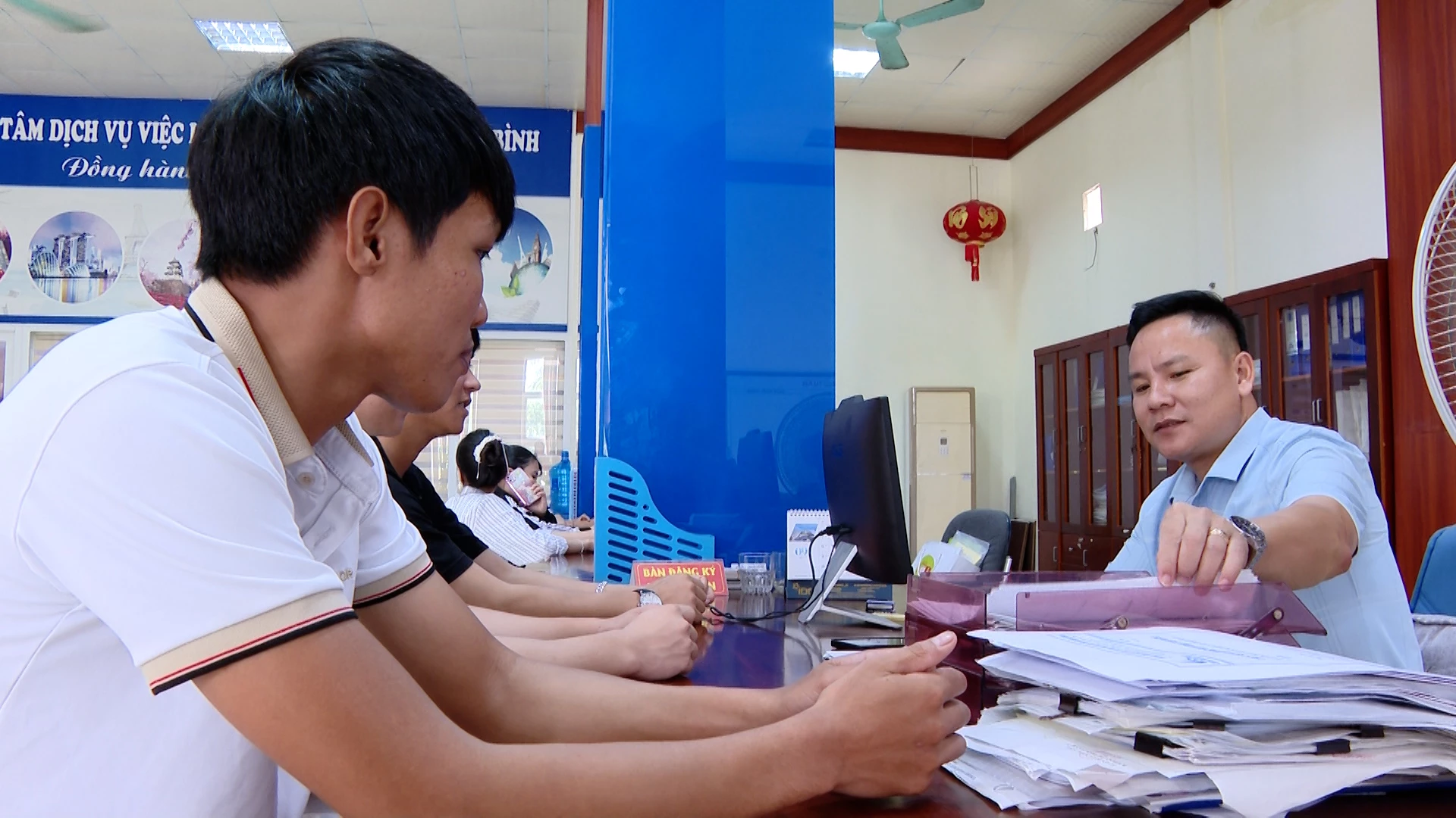 Tư vấn, định hướng thị trường xuất khẩu lao động cho thanh niên - Ảnh: B.C