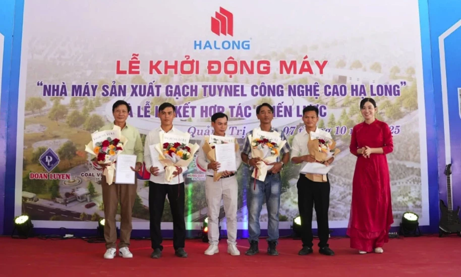 Đại diện lãnh đạo Công ty vinh danh các cá nhân có nhiều thành tích trong thực hiện dự án - Ảnh: T.H