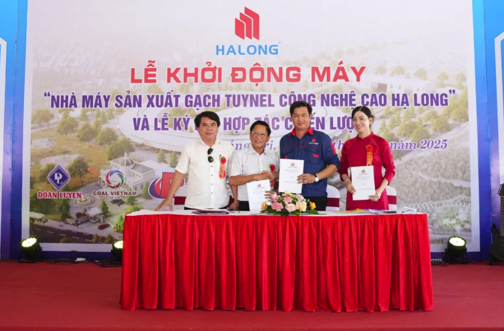 Đại diện lãnh đạo công ty và các đối tác trong và ngoài nước ký kết Biên bản hợp tác chiến lược - Ảnh: T.H