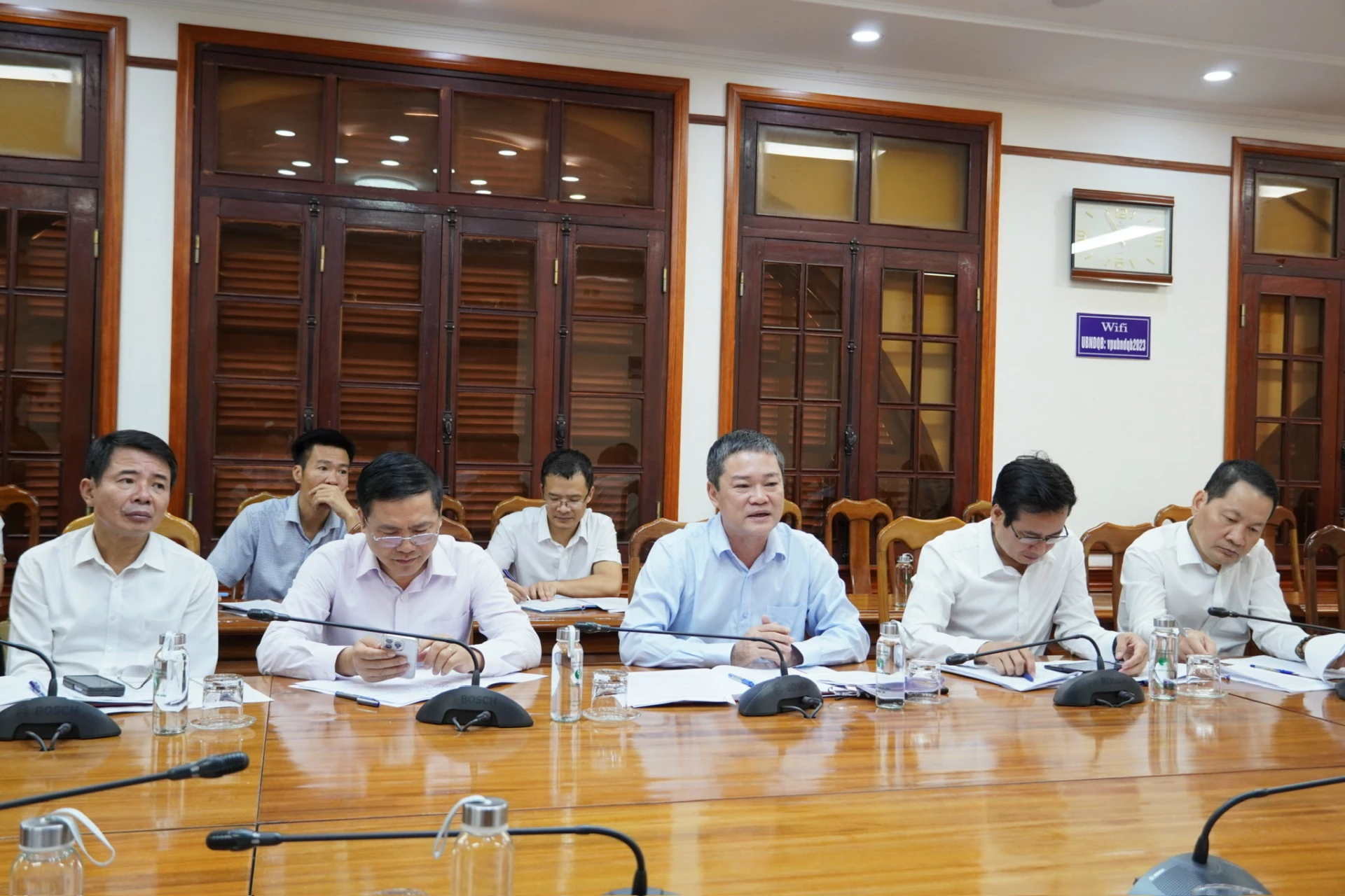 Đồng chí Phó chủ tịch UBND tỉnh Phan Phong Phú và các đại biểu làm việc với đoàn công tác Bộ Xây dựng - Ảnh: B.N
