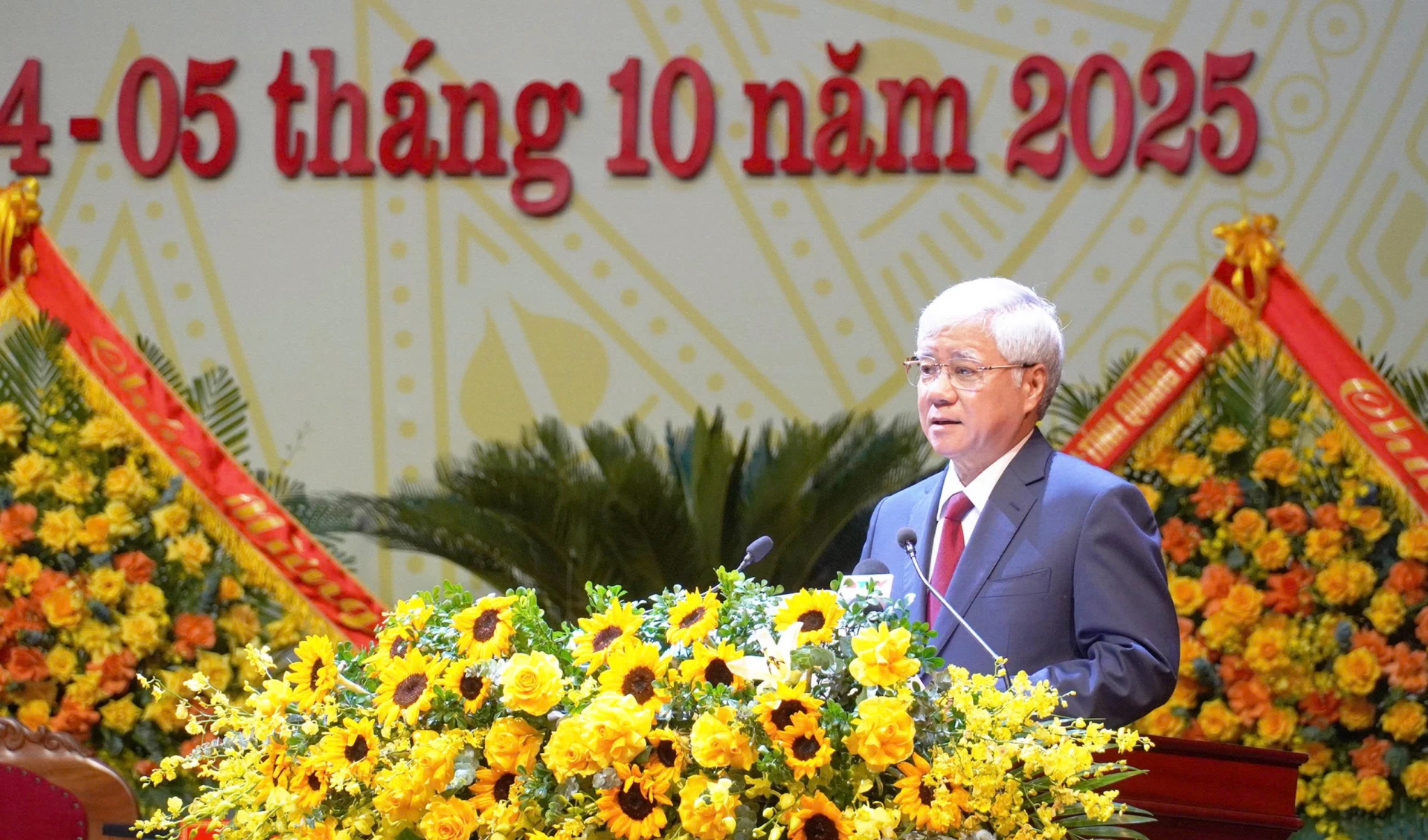 Đồng chí Đỗ Văn Chiến, Ủy viên Bộ Chính trị, Bí thư Trung ương Đảng, Chủ tịch Ủy ban Trung ương MTTQ Việt Nam thay mặt Bộ Chính trị phát biểu chỉ đạo tại Đại hội.