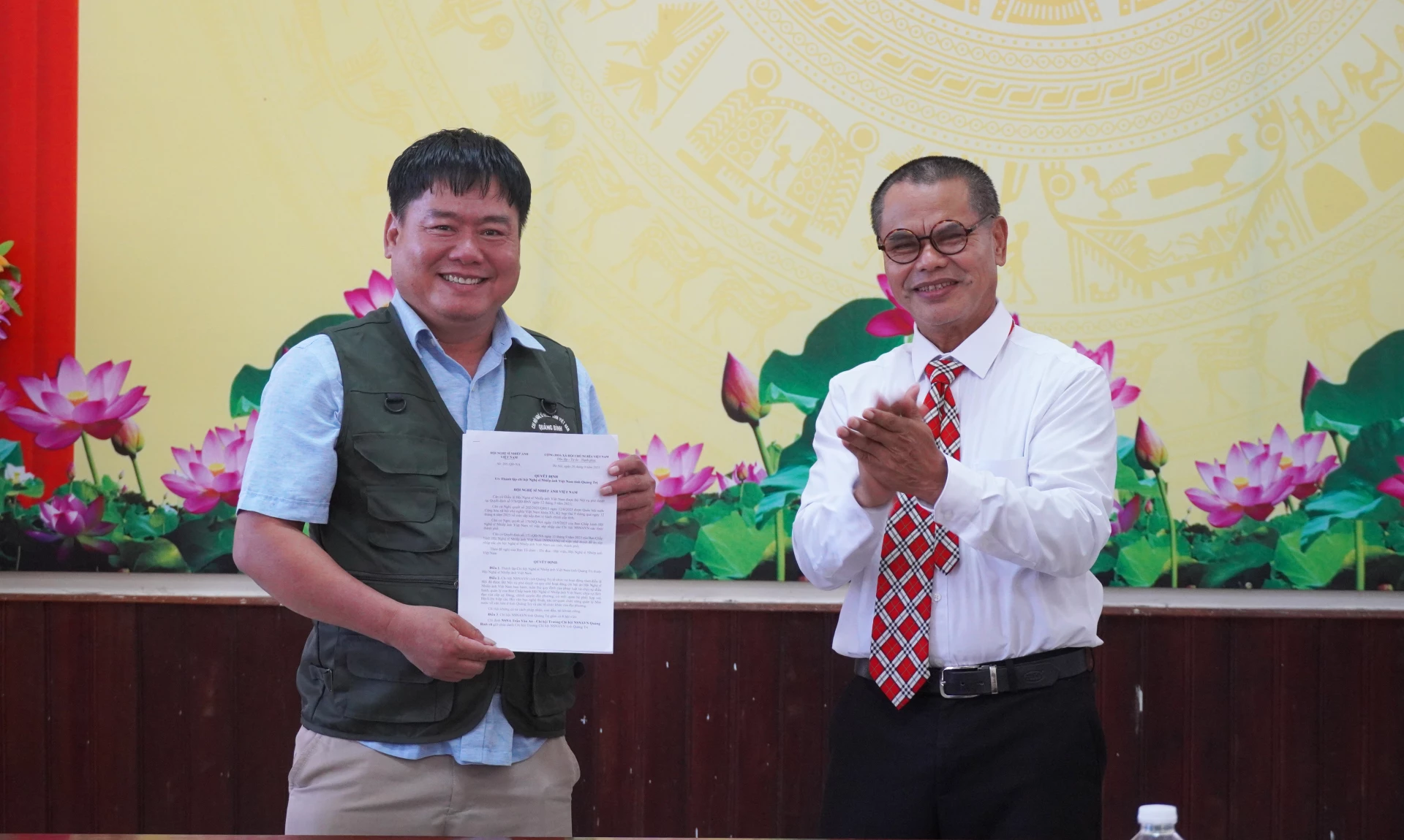 Đại diện lãnh đạo Hội Văn học Nghệ thuật tỉnh trao Quyết định thành lập cho NSNA Hoàng An, Chi hội trưởng Chi hội NSNAVN tỉnh.