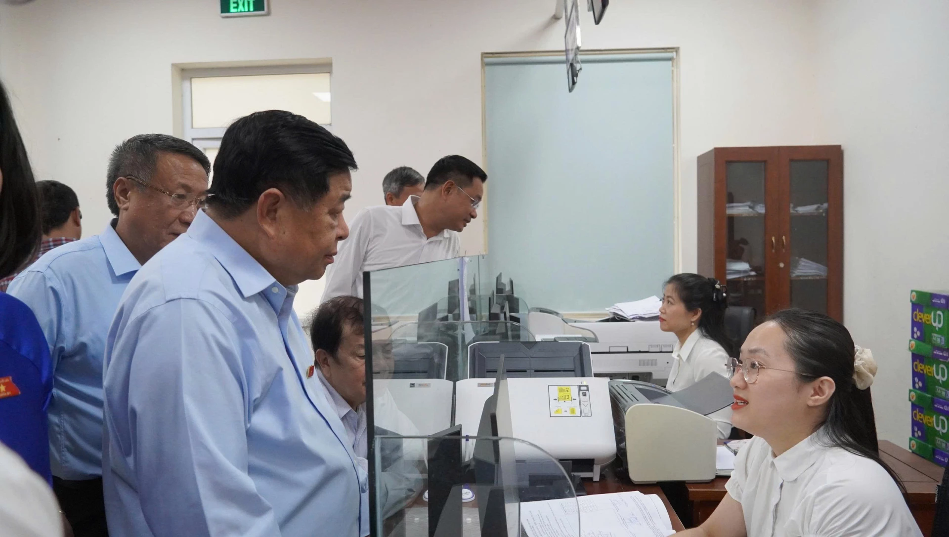 Phó Thủ tướng Nguyễn Chí Dũng kiểm tra hoạt động tại Trung tâm Phục vụ hành chính công phường Đồng Hới - Ảnh: Ngọc Mai