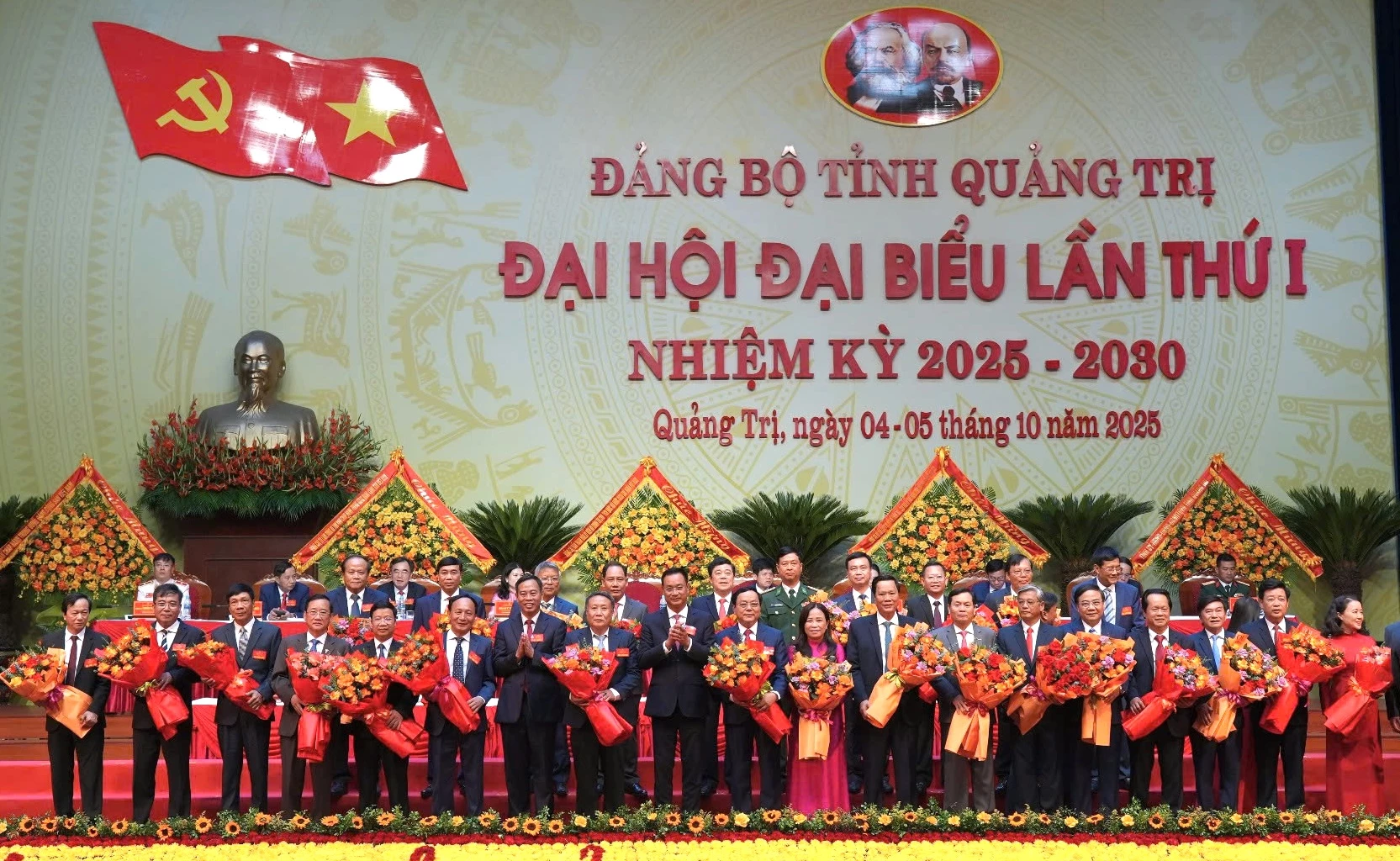 Các đồng chí lãnh đạo tỉnh tặng hoa các uỷ viên BCH Đảng bộ tỉnh nhiệm kỳ 2020-2025 đã nghỉ công tác