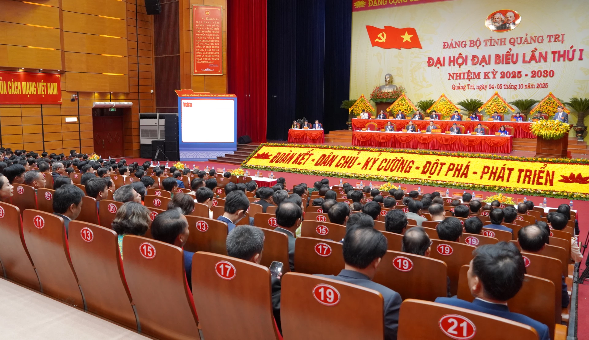 Các đại biểu thảo luận tại phiên trù bị 