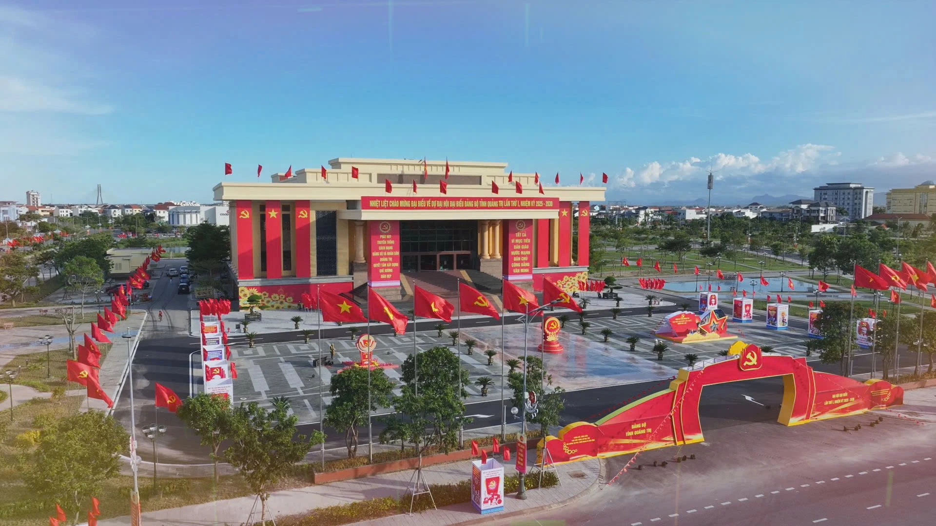 Không gian tại trung tâm Văn hóa được các đơn vị cấp tỉnh trang trí rực rỡ cờ hoa chào đón sự kiện trọng đại. Ảnh: H.Tr