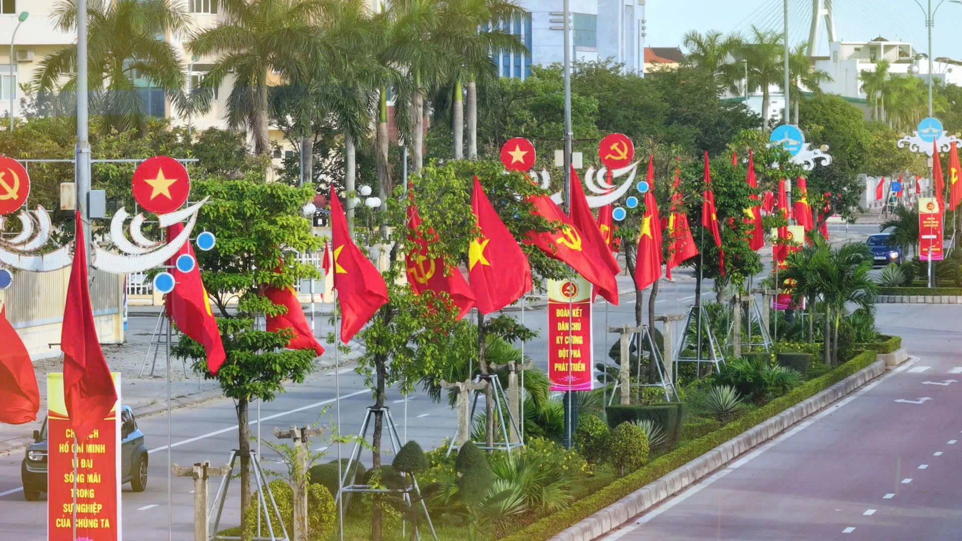 Dọc các tuyến đường chính trên địa bàn trung tâm. Ảnh: H.Tr.