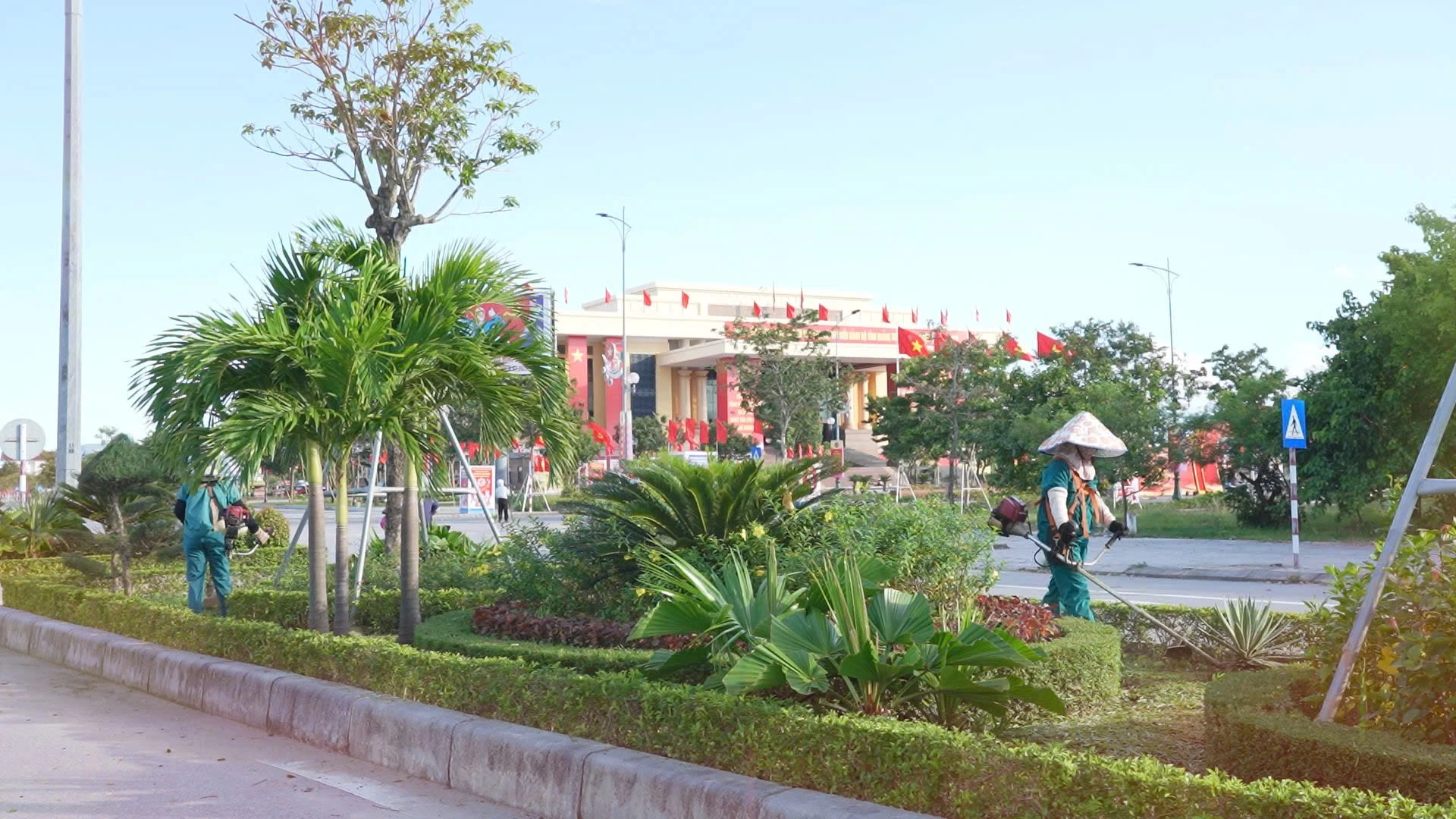 Các lực lượng được phường Đồng Hới huy động để cắt tỉa cây xanh, chỉnh trang đô thị. Ảnh: H.Tr