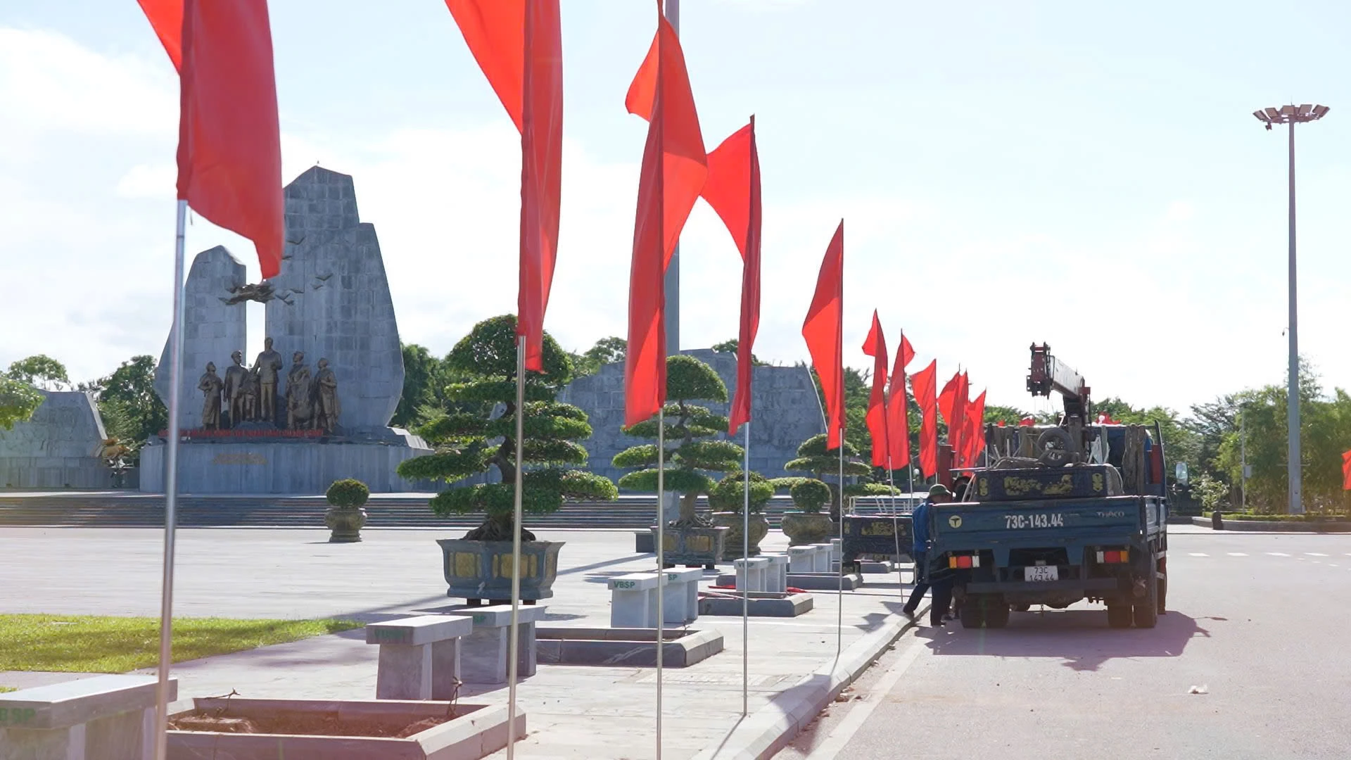 Phường Đồng Hới luôn chú trọng trang trí làm đẹp khuôn viên Quảng trường Hồ Chí Minh. Ảnh: H.Tr.