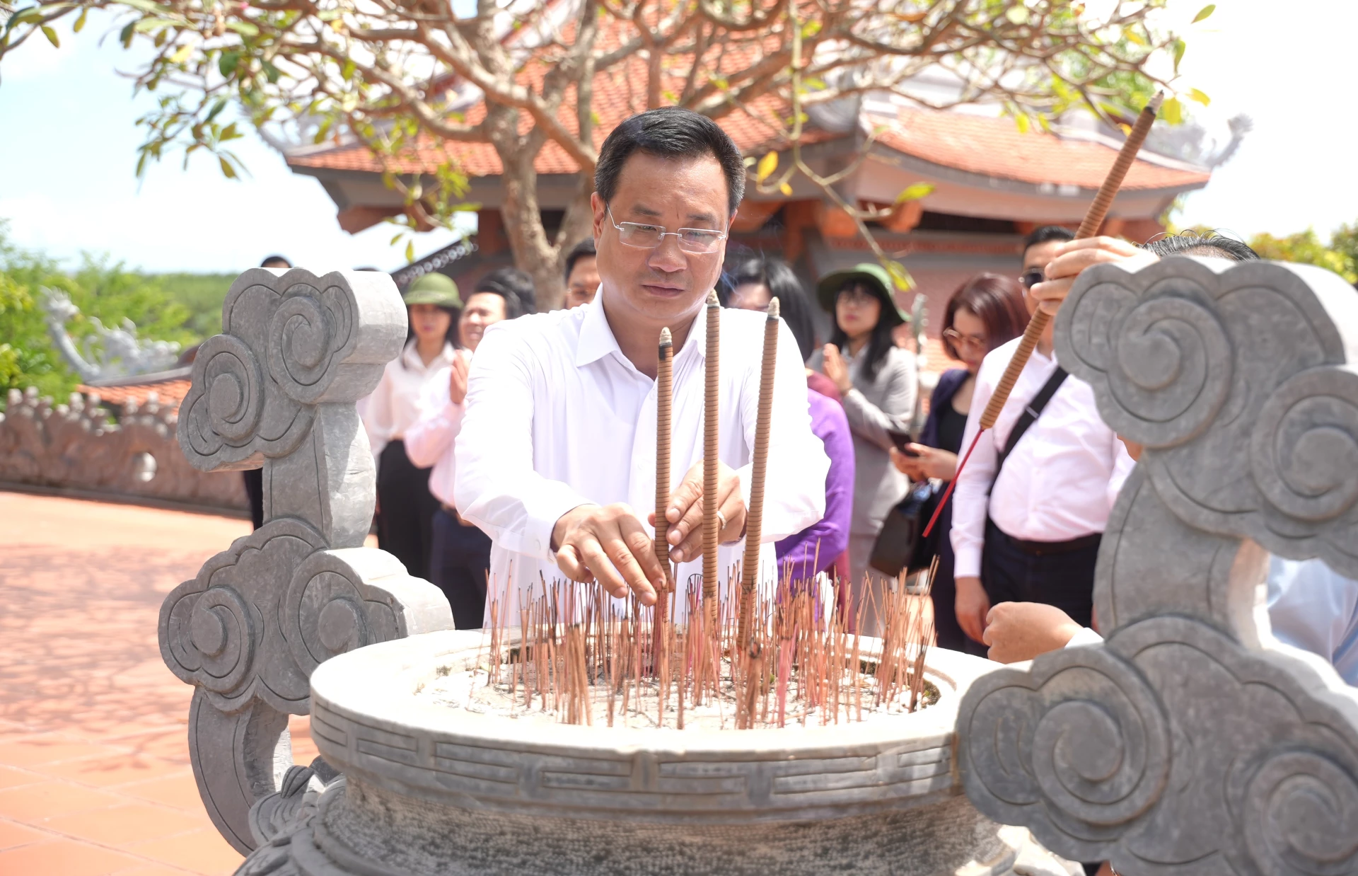 Đồng chí Lê Ngọc Quang, Bí thư Tỉnh ủy Quảng Trị dâng hương tri ân các anh hùng liệt sĩ - Ảnh: Trung Đức