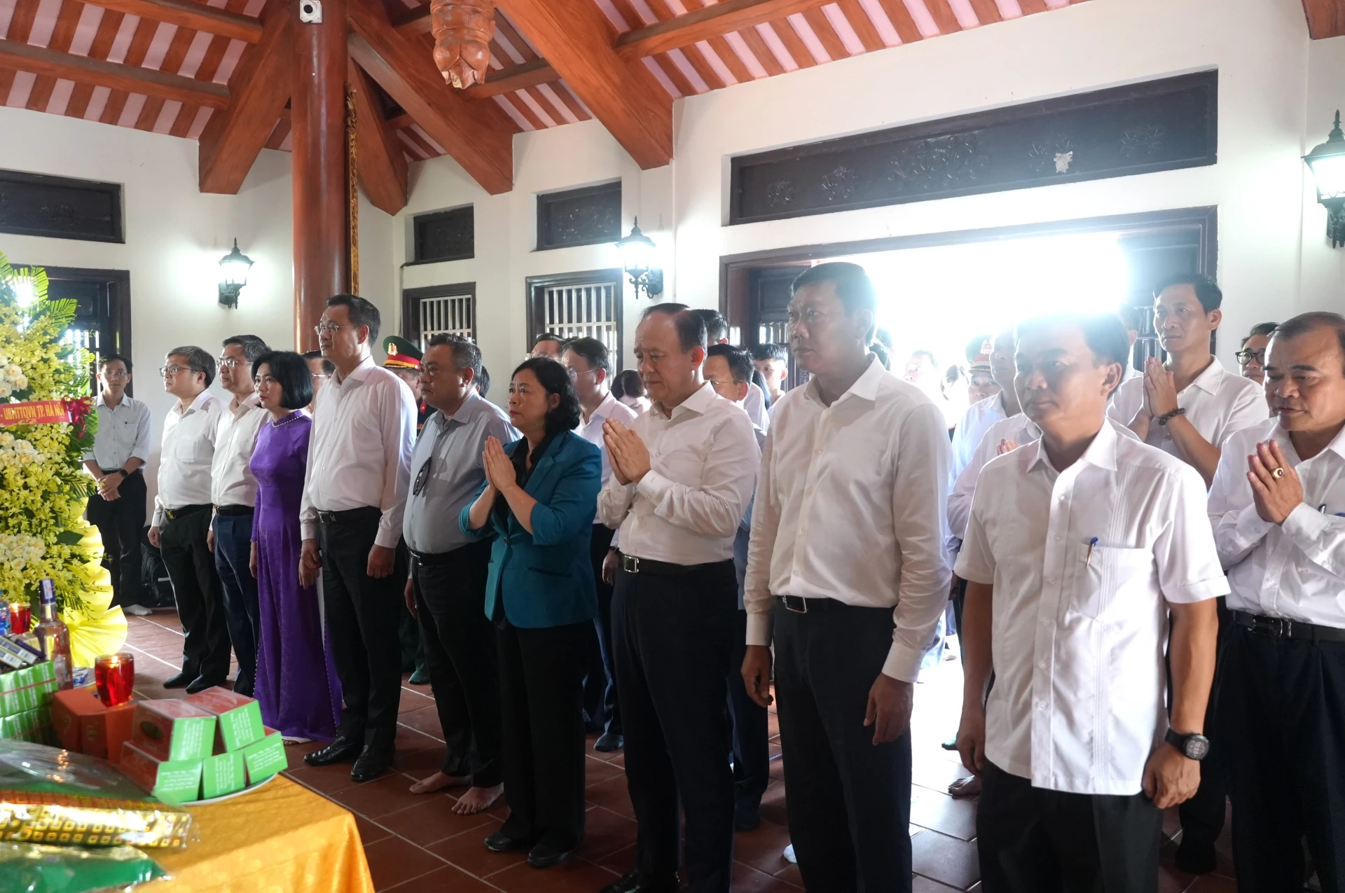 Các đại biểu dâng hương tại Đền tưởng niệm liệt sĩ Trường Sơn bến phà Long Đại - Ảnh: Trung Đức