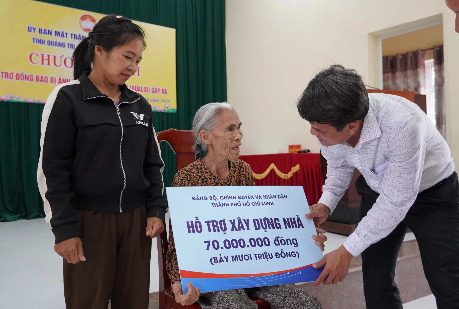 Đồng chí Bùi Thanh Nhân, Phó Chủ tịch Ủy ban MTTQVN TP. HCM, Chủ tịch Liên đoàn Lao động TP. HCM trao hỗ trợ các hộ dân có nhà sập do bão số 10.