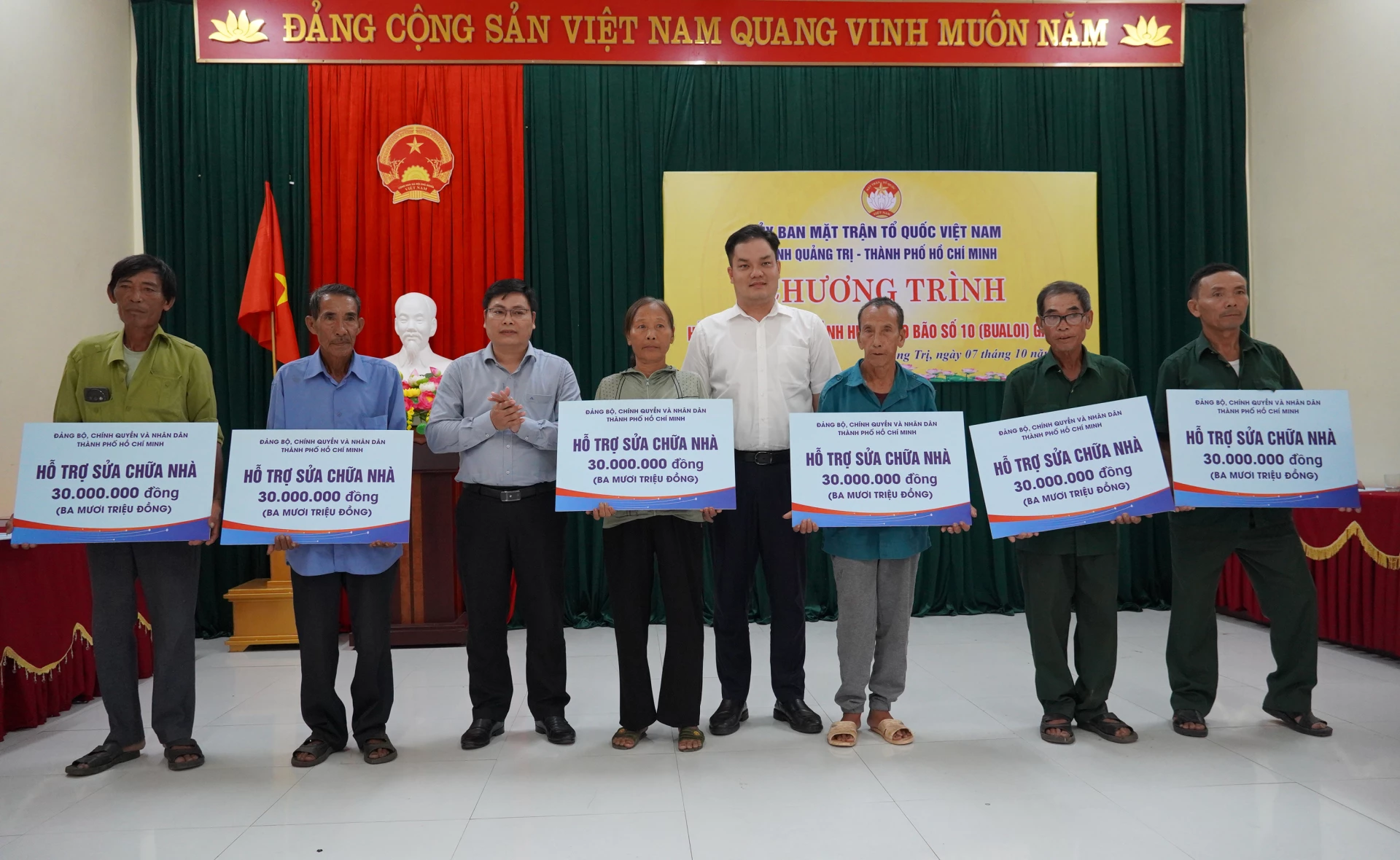 Đoàn công tác hỗ trợ các hộ dân xã Hòa Trạch bị thiệt hại do bão số 10.

