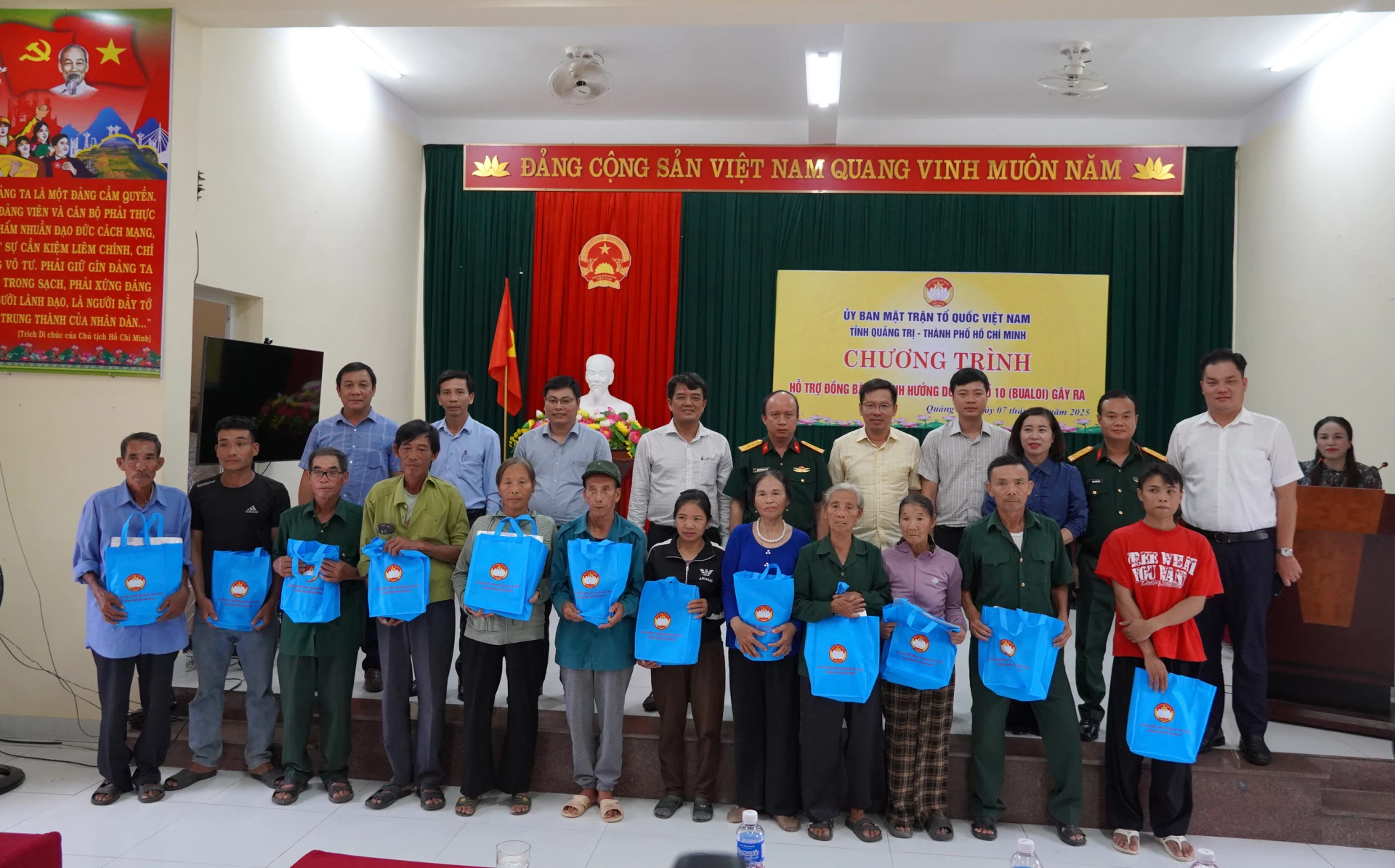 Hỗ trợ túi thuốc y tế cho người dân xã Hòa Trạch.