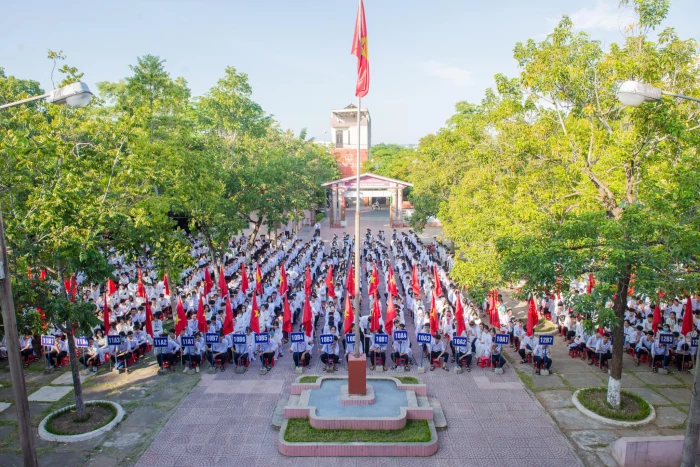 Xây dựng bản lĩnh chính trị cho học sinh - Kinh nghiệm từ thực tiễn trường THPT số 1 Lê Lợi. Bài 1: Định hướng đúng và hành động kiên quyết