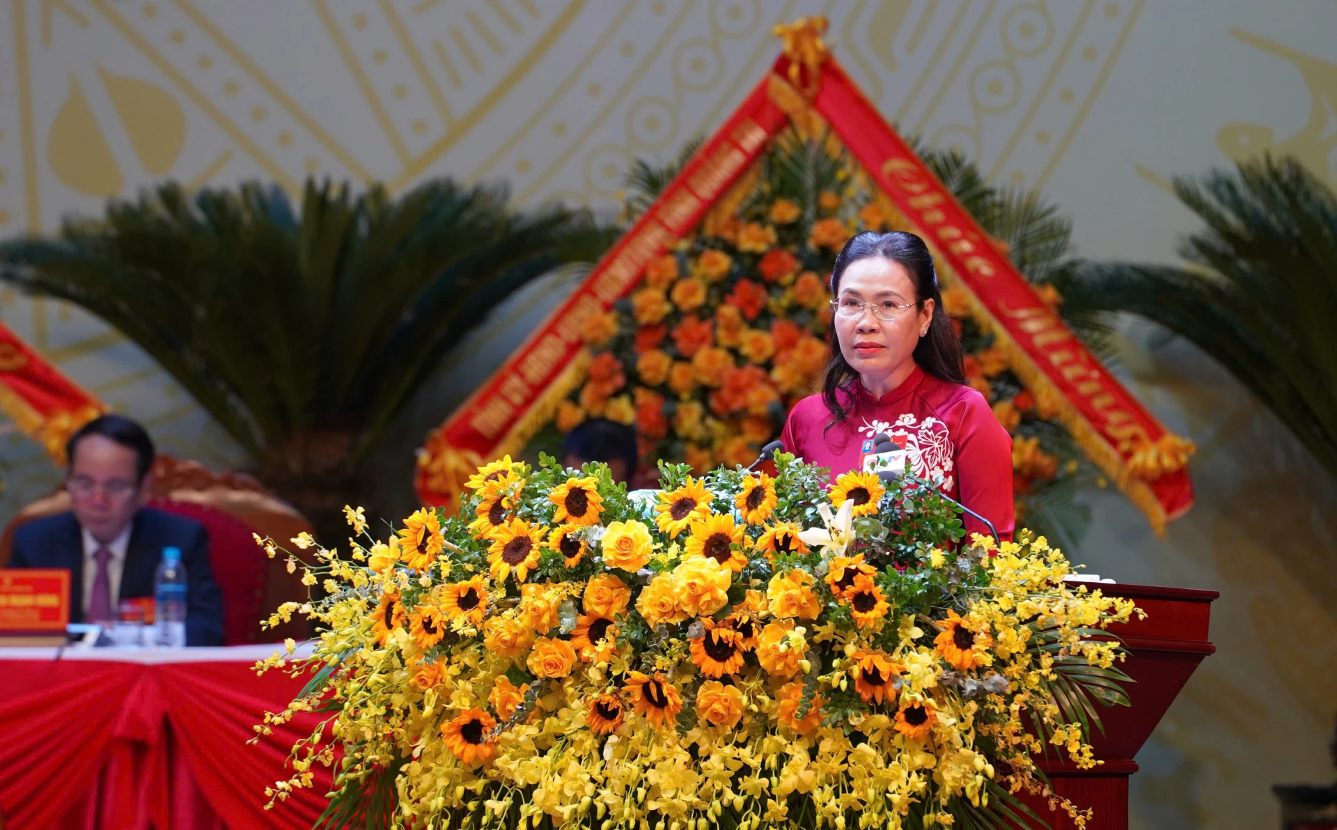 Đồng chí Phạm Thị Hân, Ủy viên Ban Thường vụ Tỉnh ủy, Bí thư Đảng ủy phường Đồng Hới trình bày tham luận tại đại hội - Ảnh: Xuân Hoàng