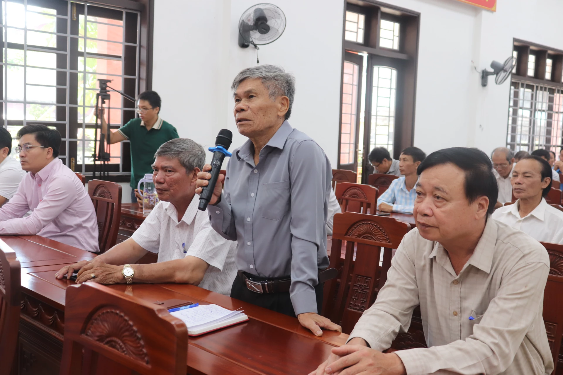 Cử tri phường Quảng Trị kiến nghị tại buổi tiếp xúc cử tri - Ảnh: T.P