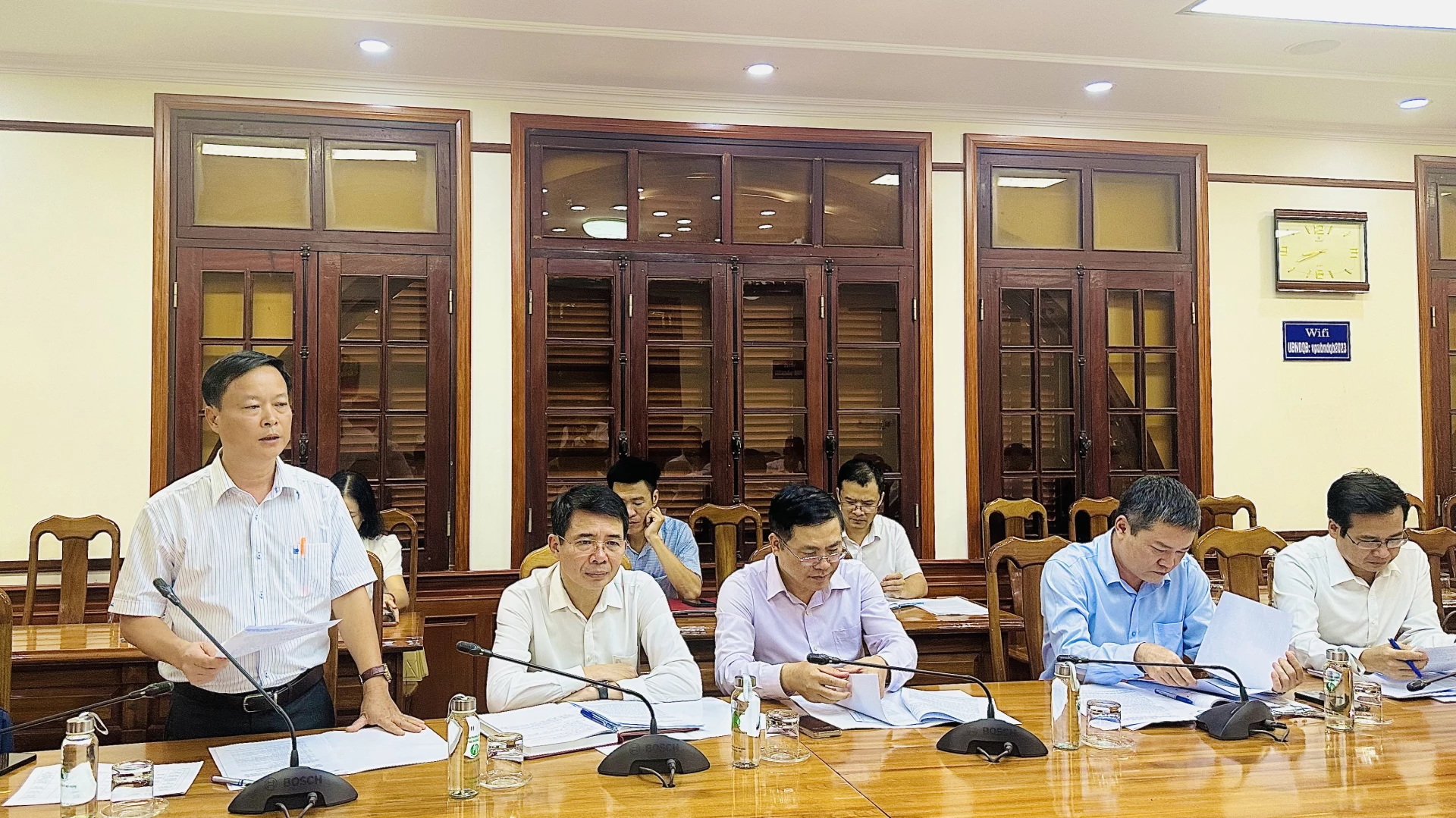 Đại điện lãnh đạo Sở Xây dựng tỉnh Quảng Trị báo cáo kết quả triển khai Đề án xây dựng nhà ở xã hội trên địa bàn tỉnh. Ảnh – B.N