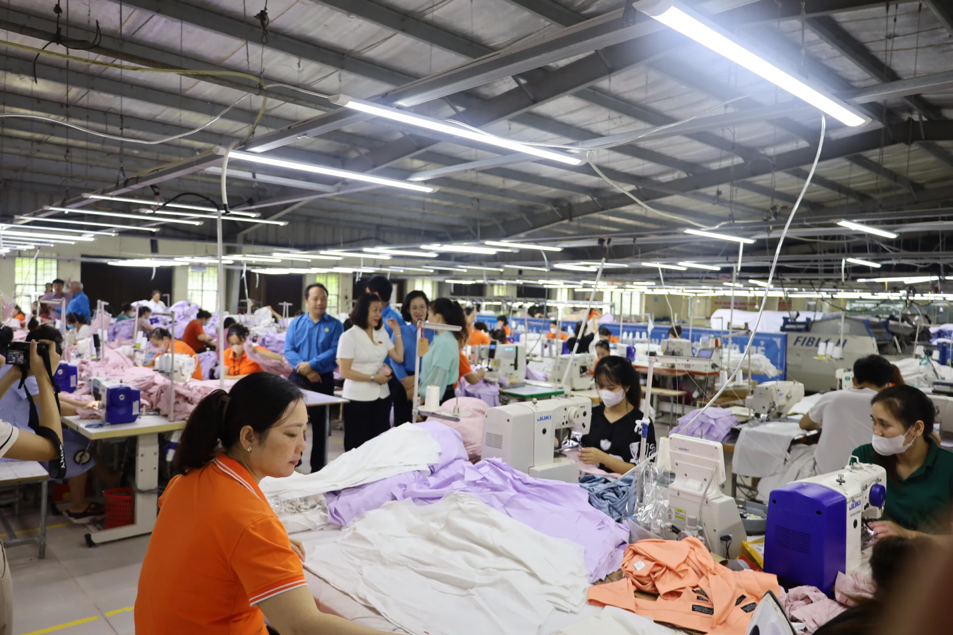 Các Sản phẩm may công nghiệp giữ tốc độ tăng trưởng ổn định trong 9 tháng năm 2025 - Ảnh: H.C