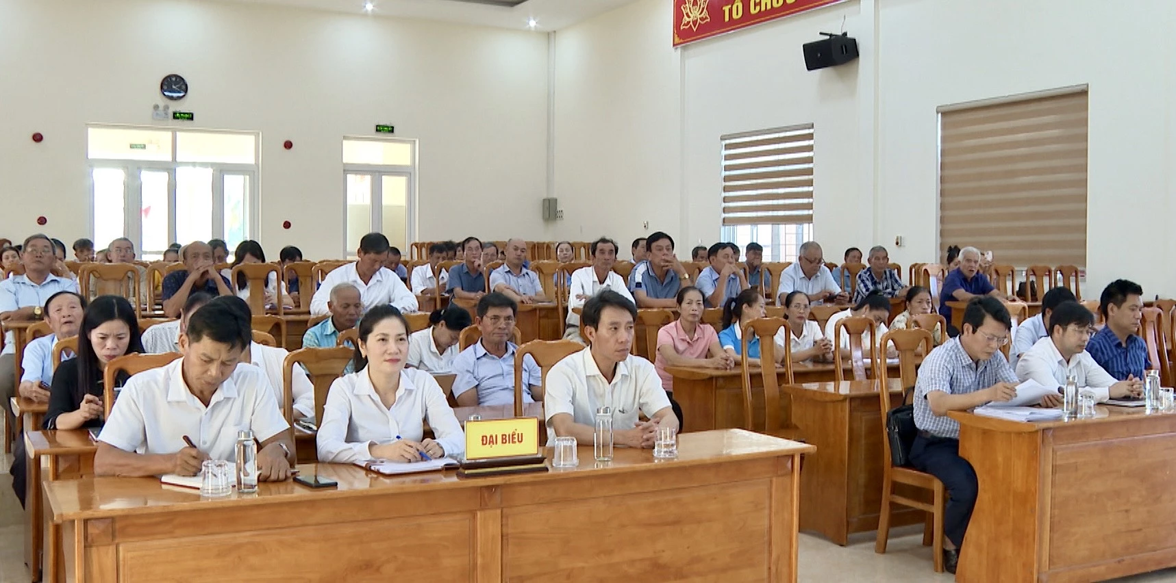Đại biểu dự buổi tiếp xúc cử trị - Ảnh: T.S