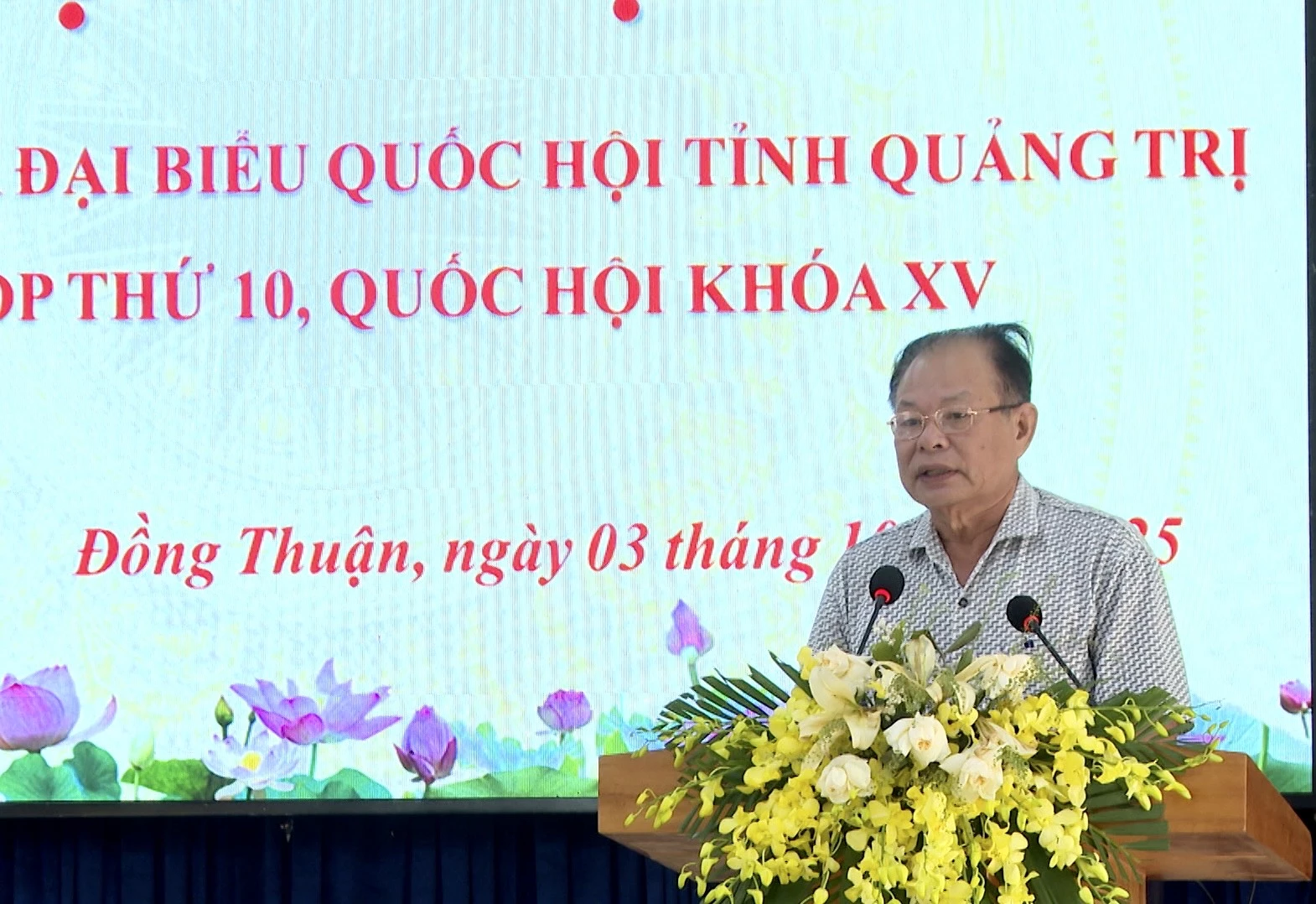 Cử tri phát biểu tại buổi tiếp xúc - Ảnh: T.S