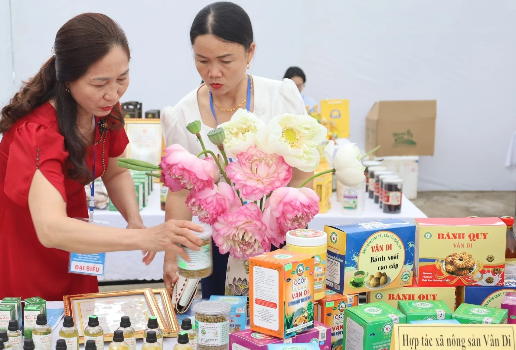 Gian trưng bày sản phẩm của Hợp tác xã Nông sản Vân Di, xã Trường Phú - Ảnh: H.C
