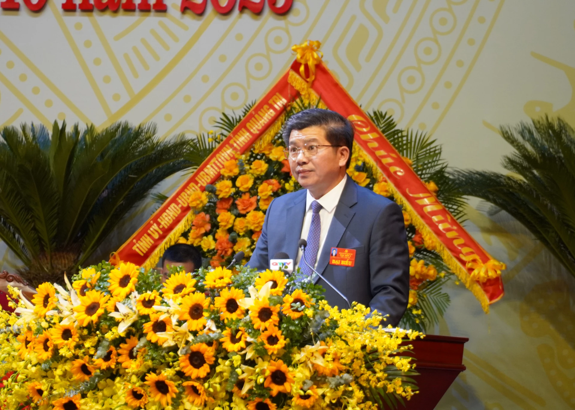 Đồng chí Trần Vũ Khiêm, Ủy viên Ban Thường vụ Tỉnh ủy, Trưởng Ban Tổ chức Tỉnh ủy thông báo phân công các tổ thảo luận