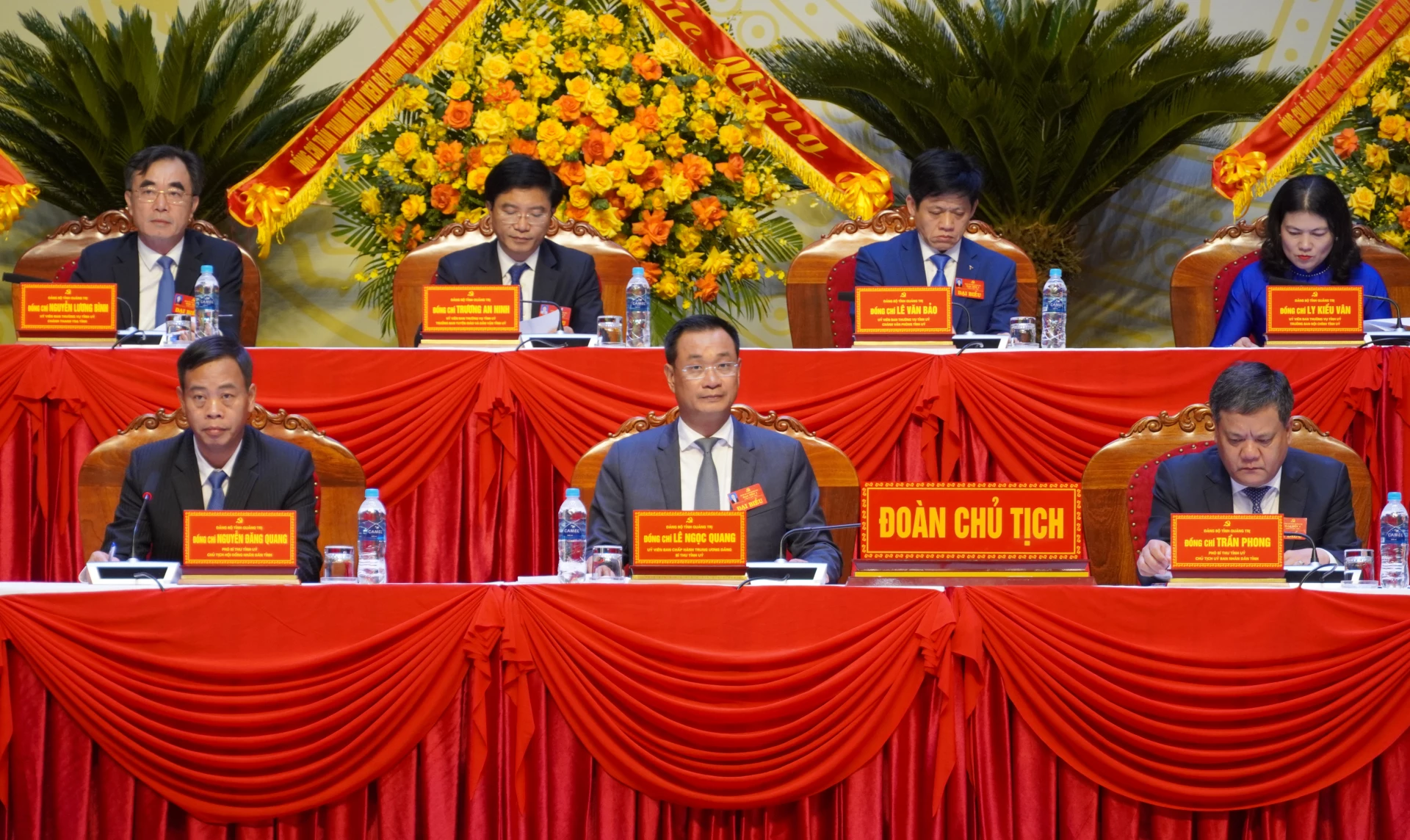 Các đồng chí trong đoàn chủ tịch điều hành đại hội 