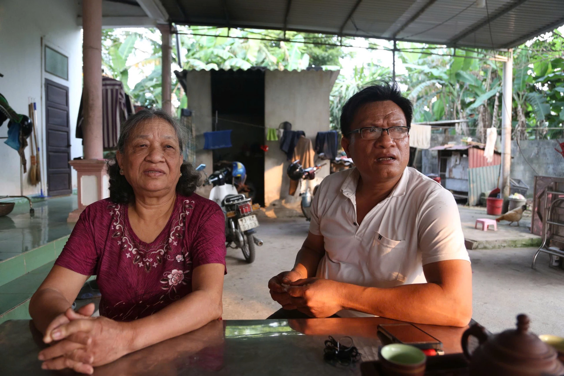 Bà Phan Thị Biển Khơi và anh Lê Quảng An-con trai liệt sĩ Lê Binh Chủng-Ảnh: P.P