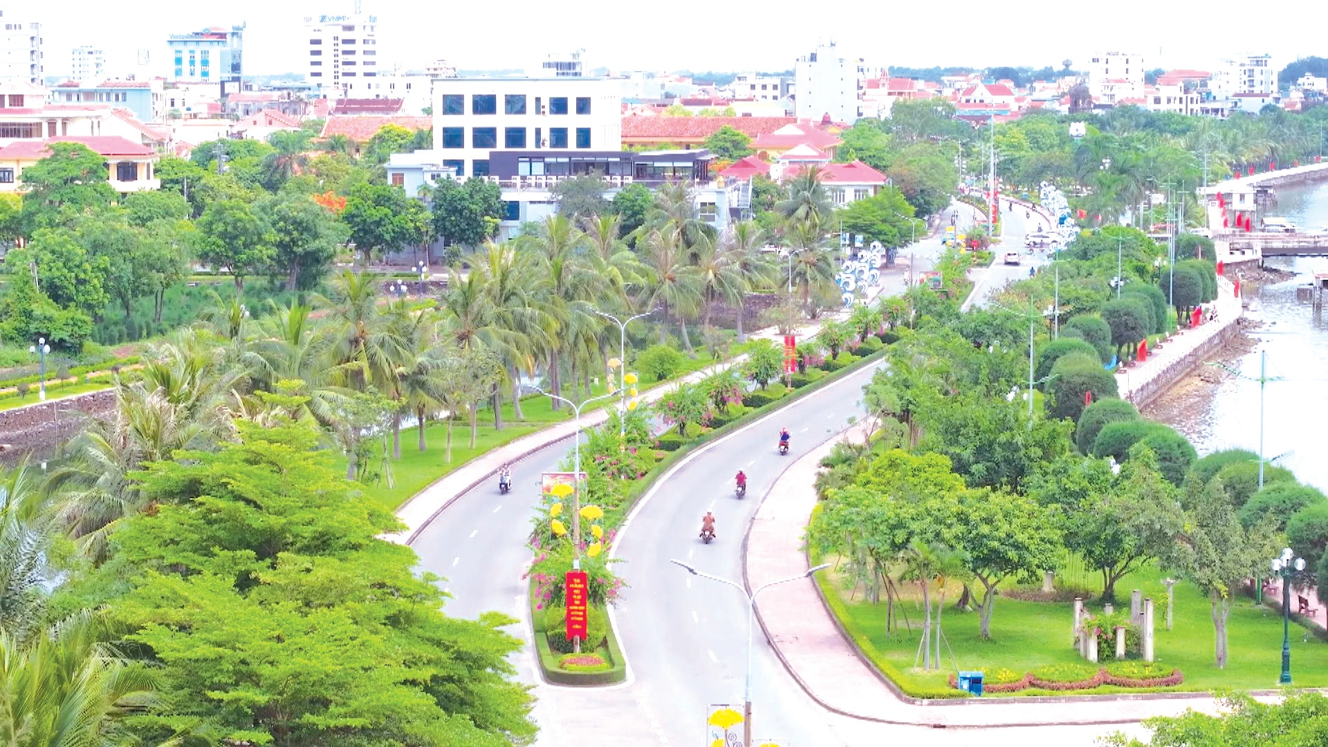 Trong 5 năm, Trung tâm công viên-cây xanh Đồng Hới trồng mới gần 5.200 cây xanh các loại   -Ảnh: H.TR