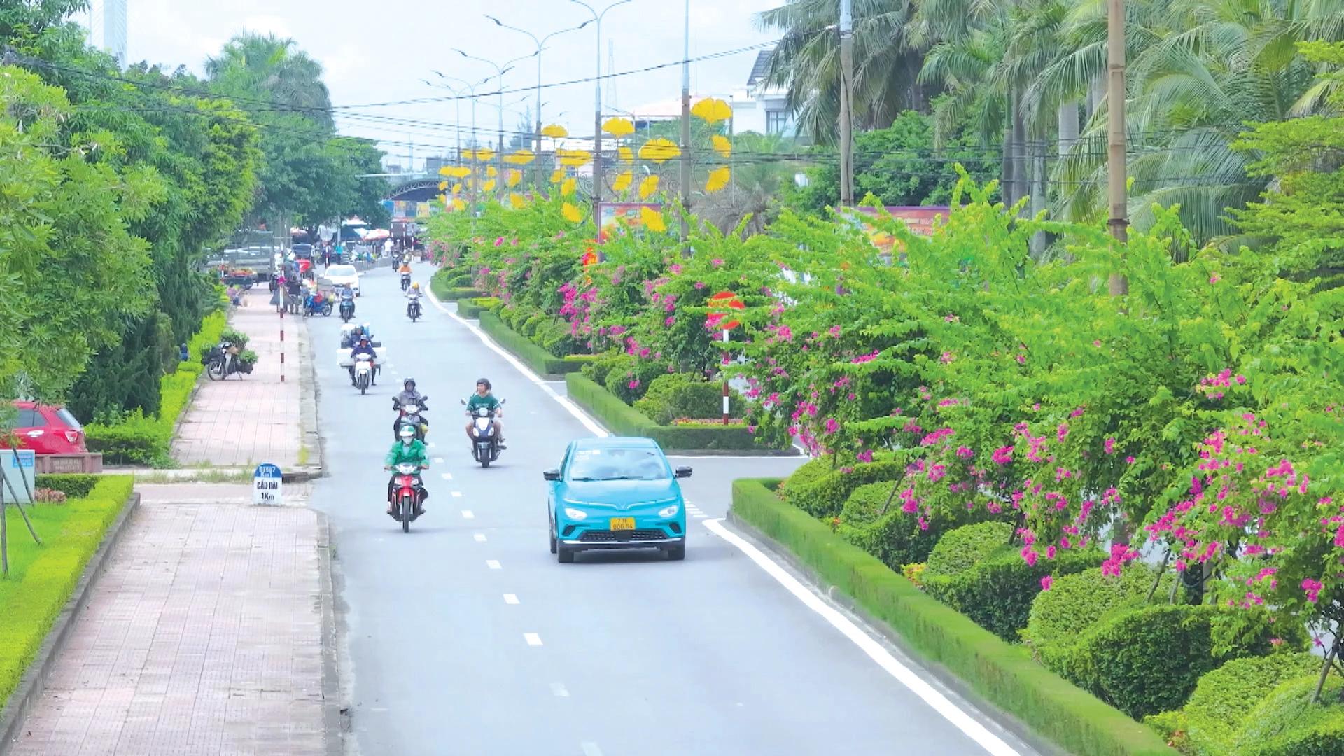 Đồng Hới khởi sắc với những tuyến phố xanh mát   -Ảnh: H.TR