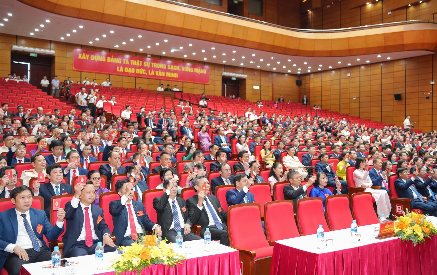 Các đại biểu biểu quyết tại phiên trù bị 