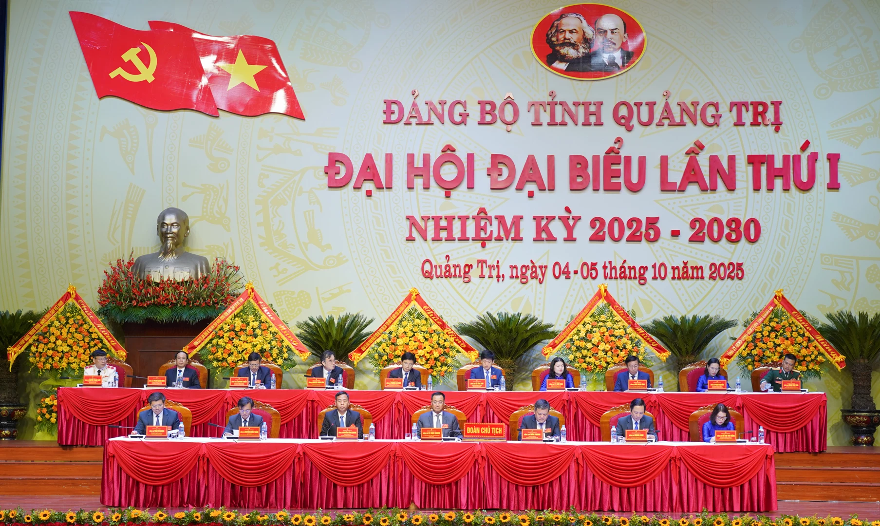 Đoàn Chủ tịch điều hành đại hội 