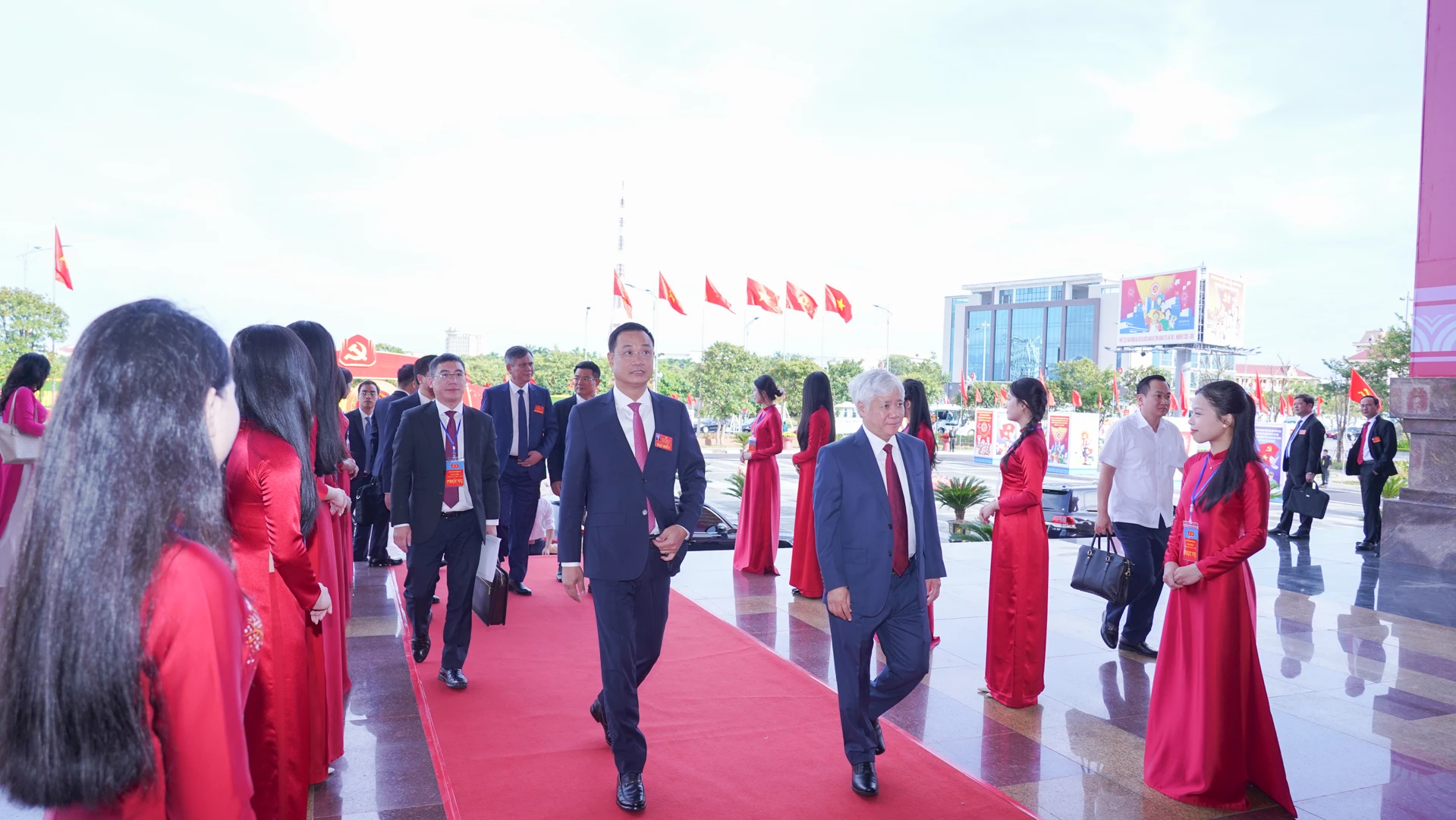 Đồng chí Đỗ Văn Chiến, Ủy viên Bộ Chính trị, Bí thư Trung ương Đảng, Bí thư Đảng ủy MTTQ, các đoàn thể Trung ương, Chủ tịch Ủy ban Trung ương MTTQ Việt Nam và đồng chí Lê Ngọc Quang, Ủy viên Trung ương Đảng, Bí thư Tỉnh ủy tiến vào hội trường