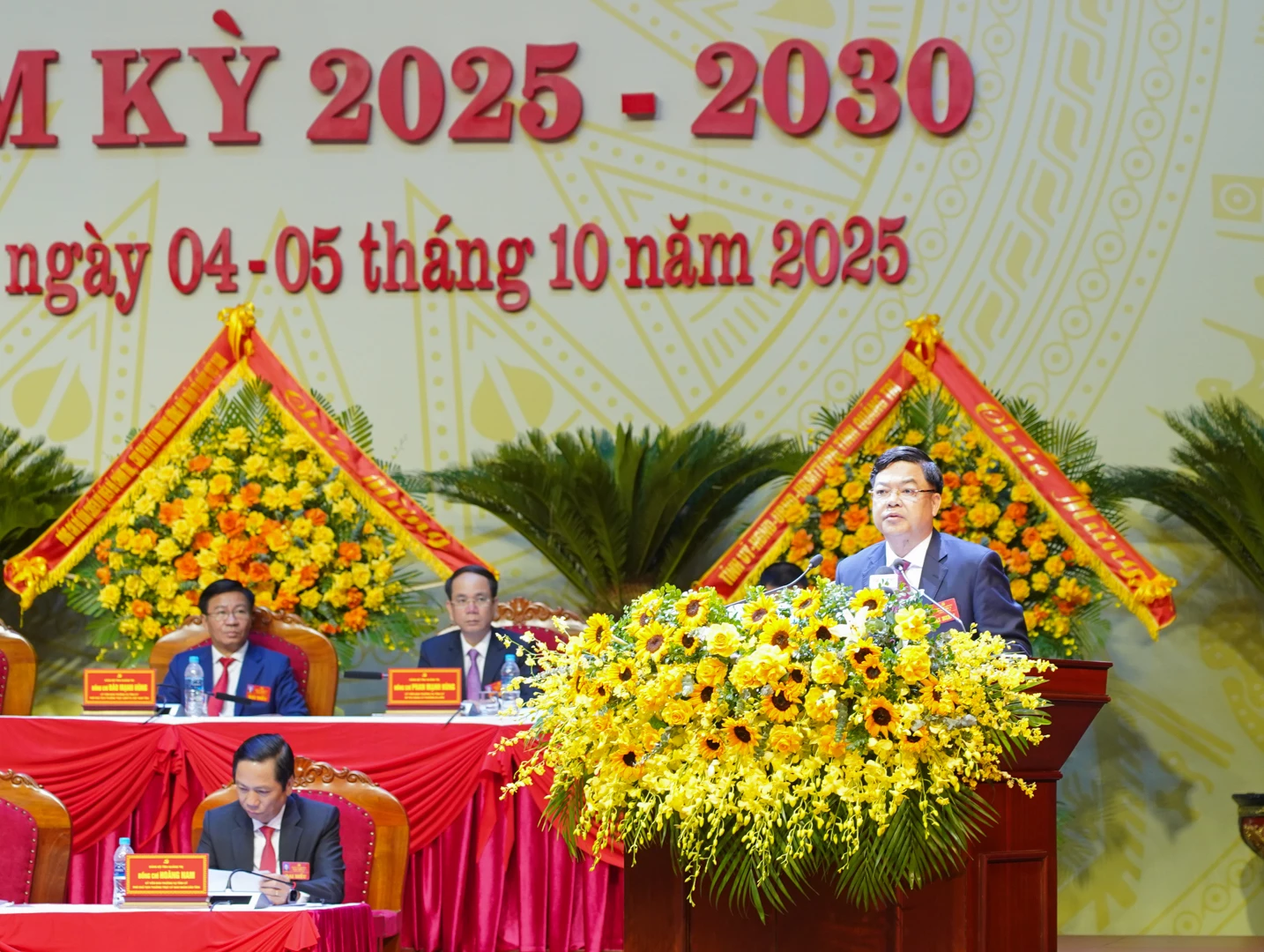 Đồng chí Hồ Xuân Hoè, Bí thư Đảng uỷ, Giám đốc Sở Công thương trình bày tham luận tại đại hội - Ảnh: Lê Trường