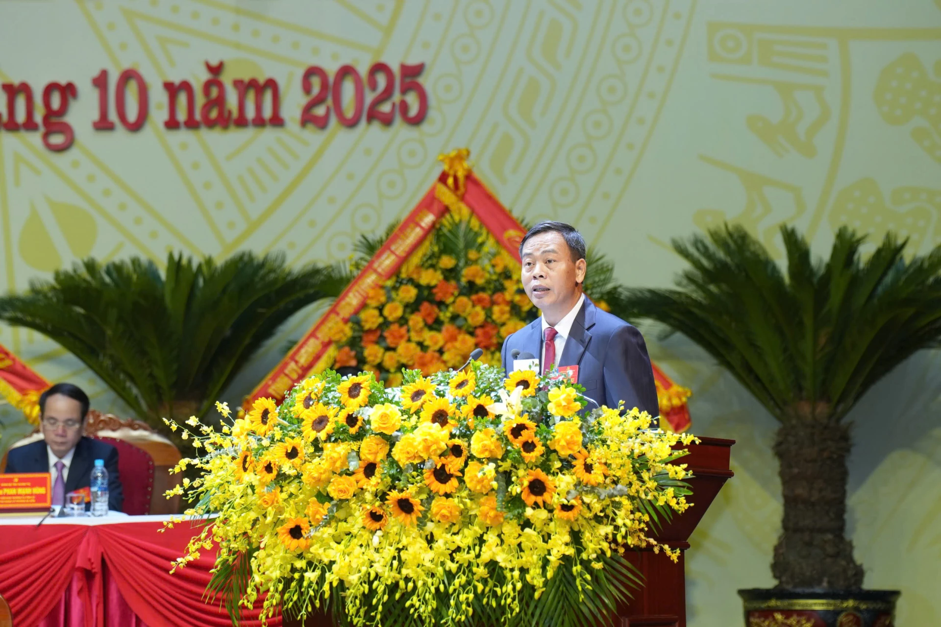 Đồng chí Nguyễn Đăng Quang, Phó Bí thư Tỉnh uỷ, Chủ tịch HĐND tỉnh trình bày báo cáo chính trị đại hội 