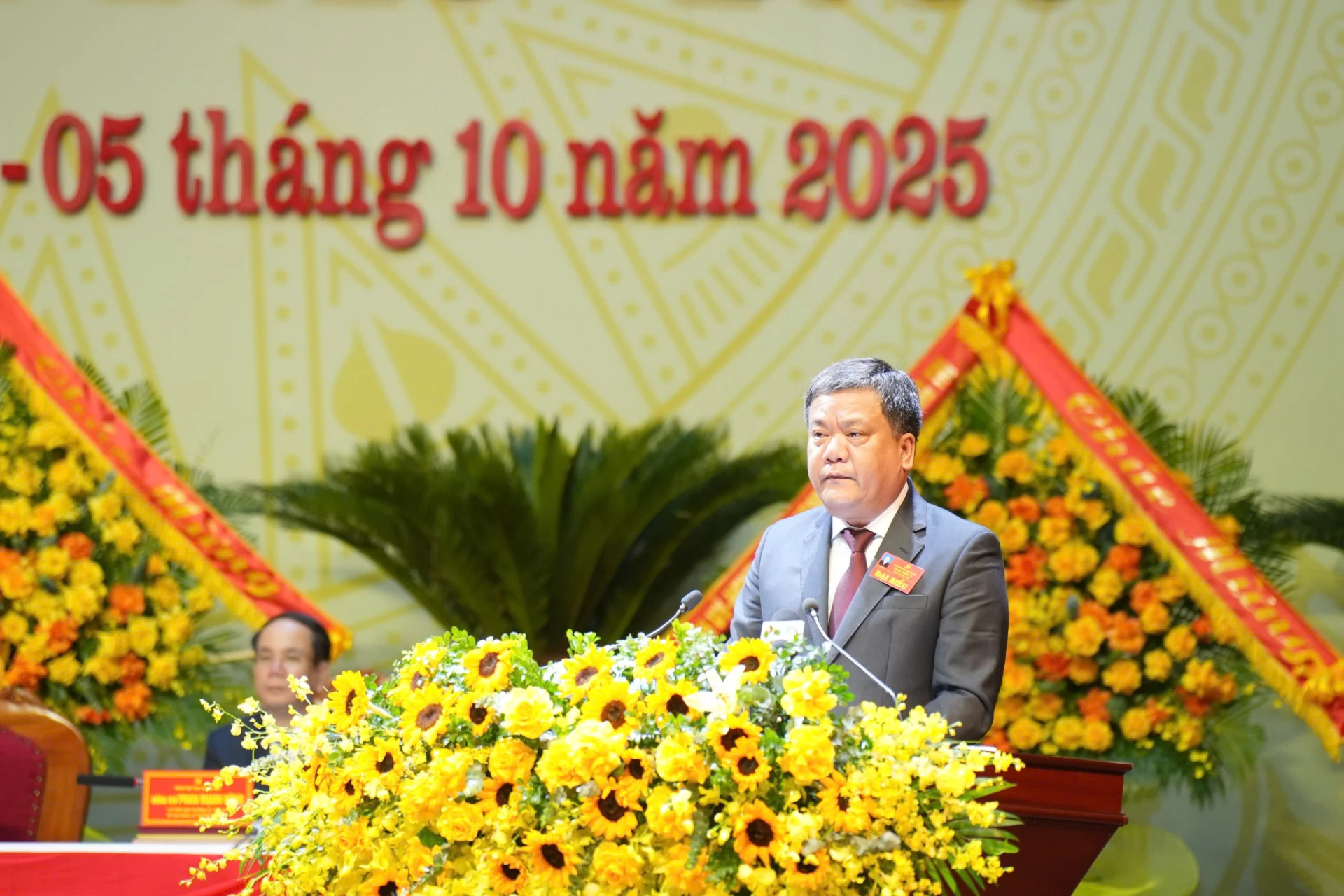 Đồng chí Trần Phong, Phó Bí thư Tỉnh uỷ, Chủ tịch UBND tỉnh trình bày báo cáo kiểm điểm của BCH Đảng bộ tỉnh và BTV Tỉnh uỷ nhiệm kỳ 2020-2025
