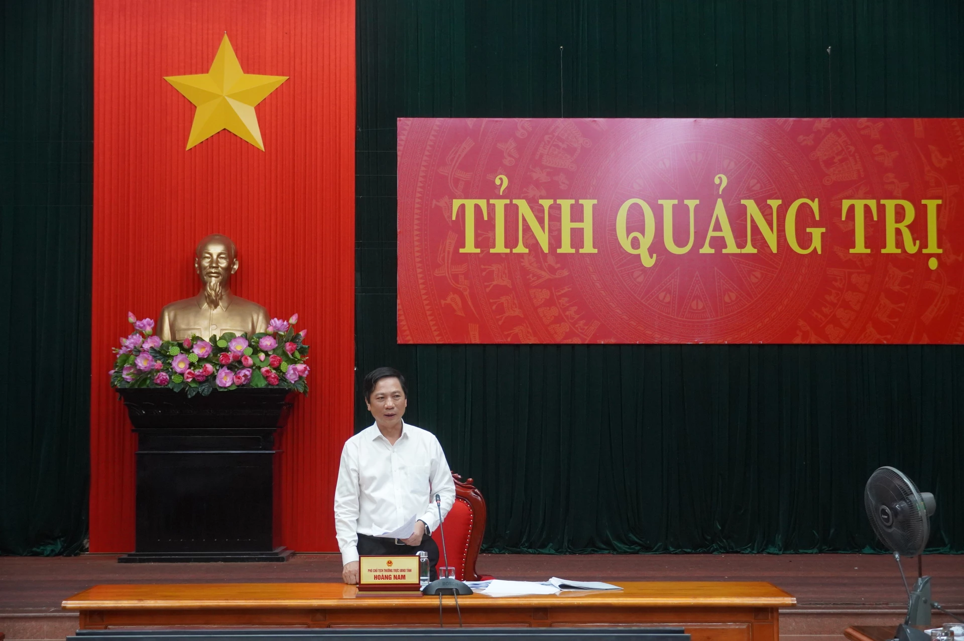 Đồng chí Hoàng Nam, Ủy viên Ban Thường vụ Tỉnh ủy, Phó Chủ tịch Thường trực UBND tỉnh, Tổ trưởng Tổ công tác số 1 yêu cầu các cấp, các ngành đẩy nhanh giải ngân vốn đầu tư công. - Ảnh: Phan Khiêm