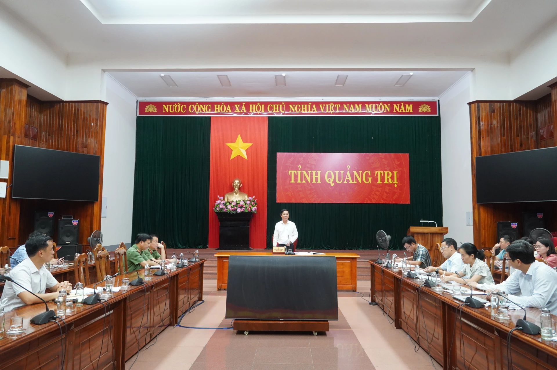 Đồng chí Hoàng Nam, Ủy viên Ban Thường vụ Tỉnh ủy, Phó Chủ tịch Thường trực UBND tỉnh, Tổ trưởng Tổ công tác số 1 yêu cầu các cấp, các ngành đẩy nhanh giải ngân vốn đầu tư công. - Ảnh: Phan Khiêm