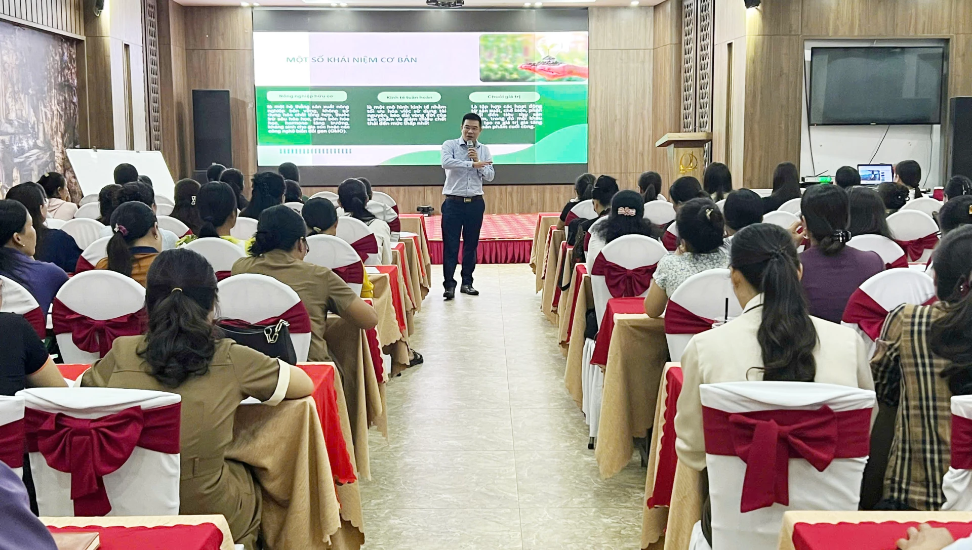 Tại lớp tập huấn, các học viên được trao đổi các kiến thức về ứng dụng khoa học kỹ thuật trong sản xuất nông nghiệp.