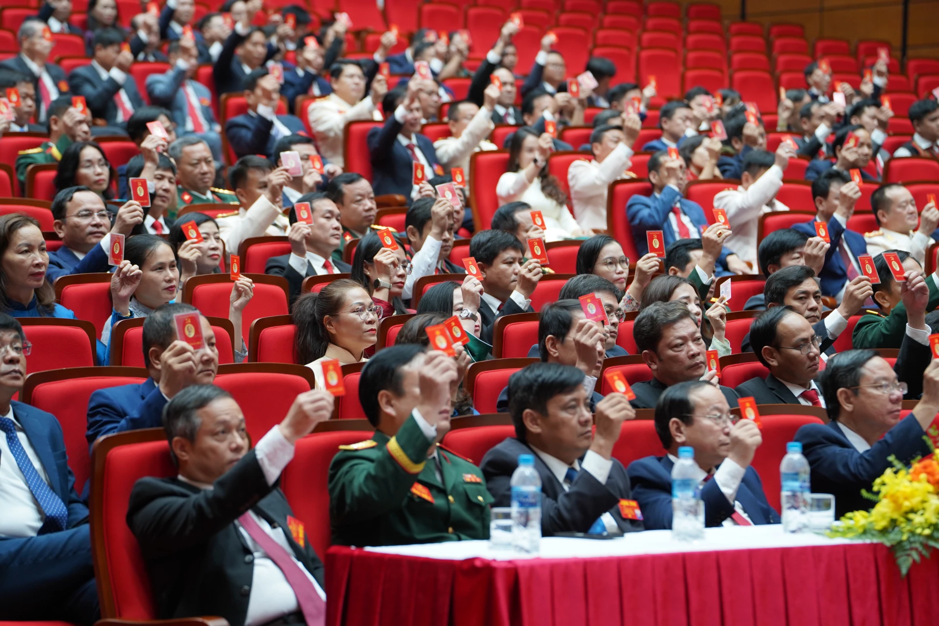 Đại hội biểu quyết thông qua nghị quyết.