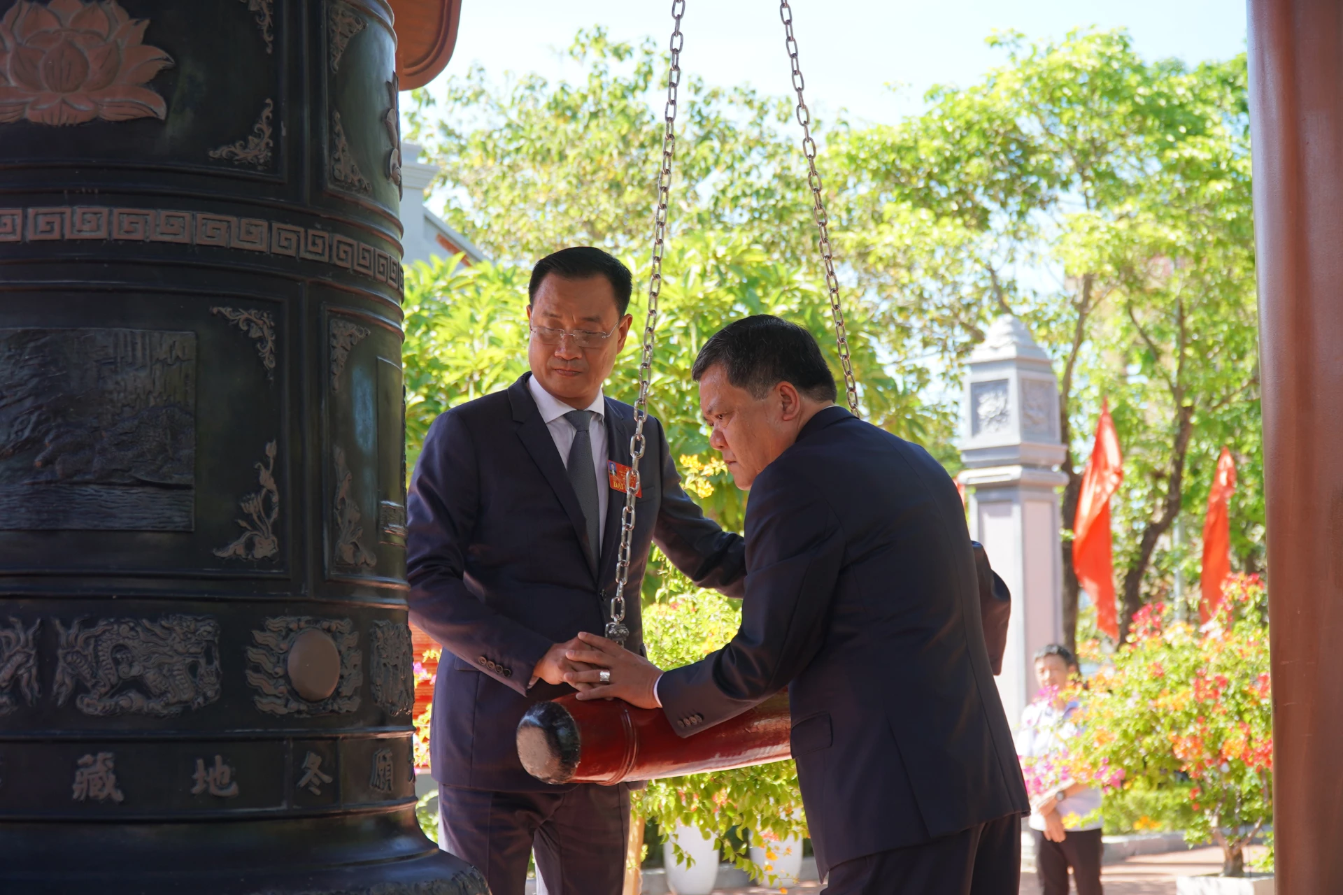 Đồng chí Bí thư Tỉnh ủy Lê Ngọc Quang và đồng chí Chủ tịch UBND tỉnh Trần Phong thỉnh chuông tưởng nhớ Bác Hồ và các Anh hùng liệt sĩ. 