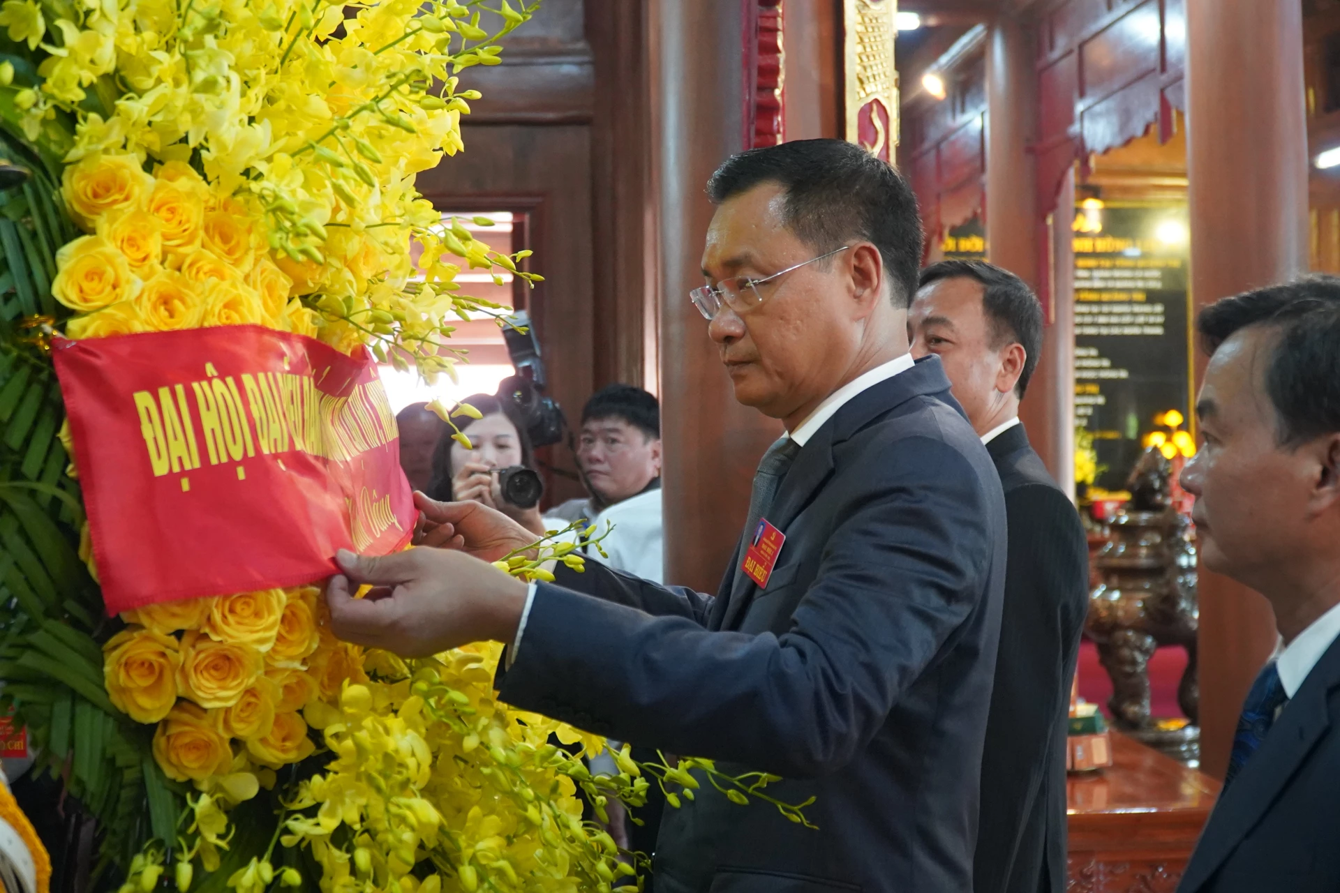Đồng chí Bí thư Tỉnh ủy Lê Ngọc Quang dâng hoa tưởng nhớ Bác Hồ và các Anh hùng liệt sĩ